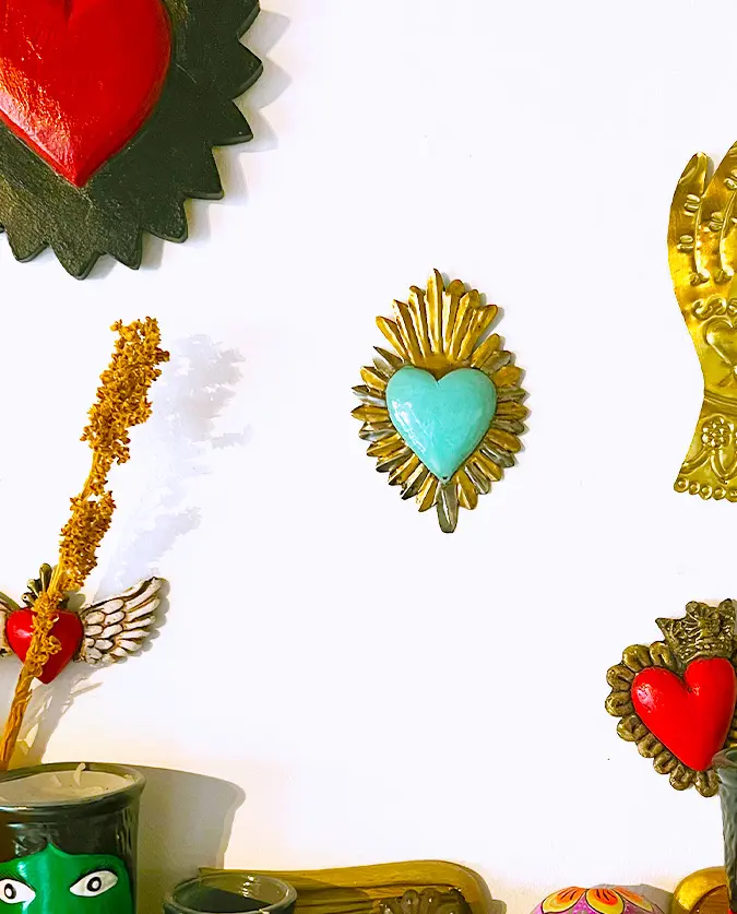 Cœur Turquoise aux Pétales Dorés - Décoration Murale Artisanale Mexicaine