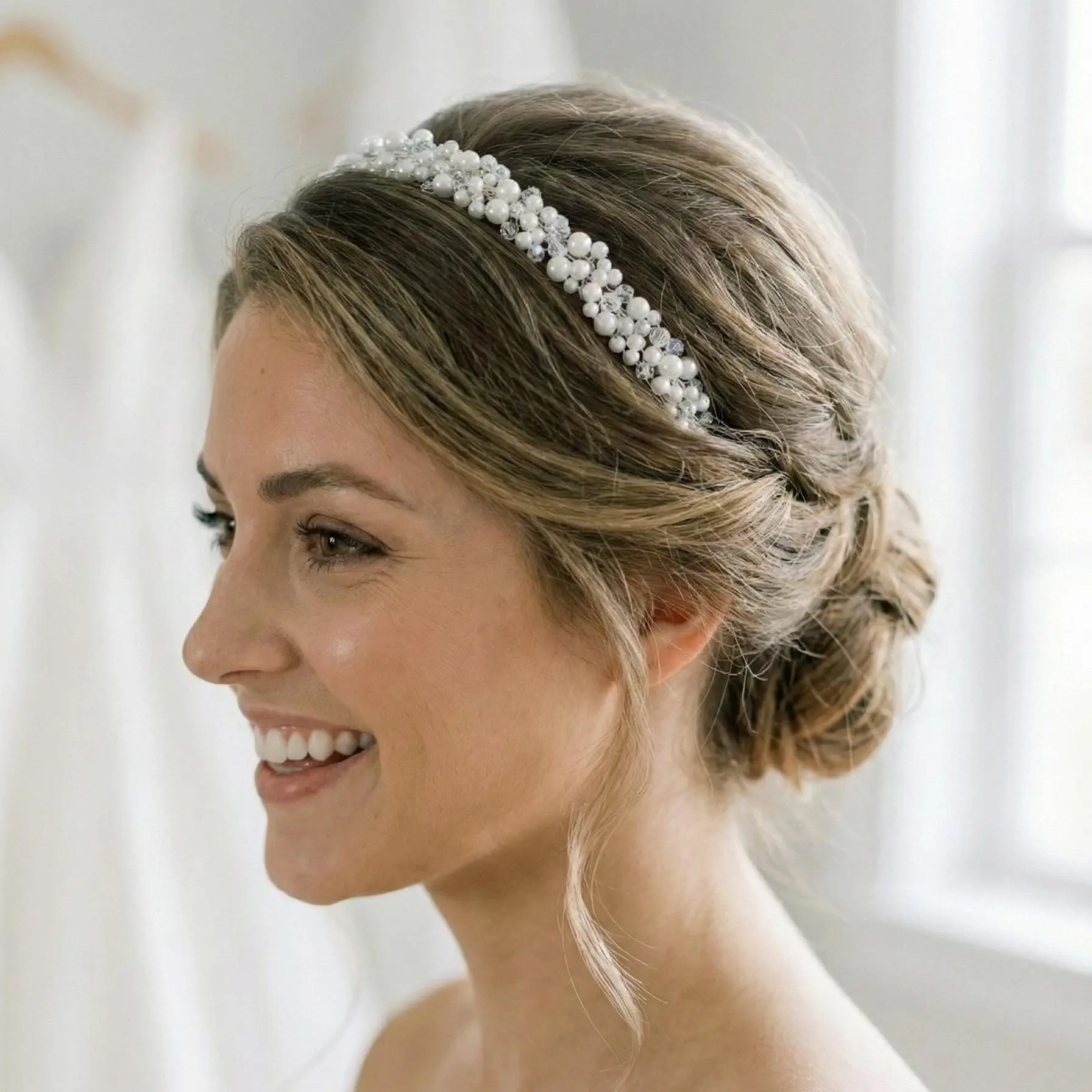 Zarte Braut Tiara mit Perlen und Kristallen