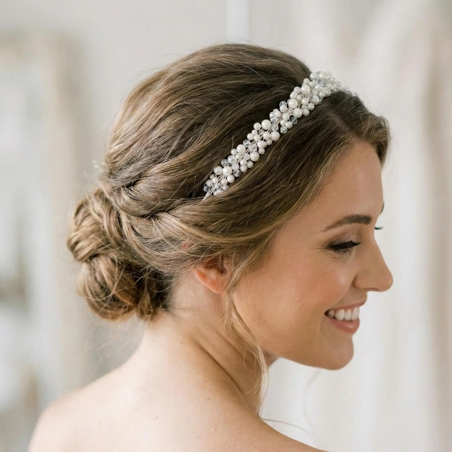 Zarte Braut Tiara mit Perlen und Kristallen