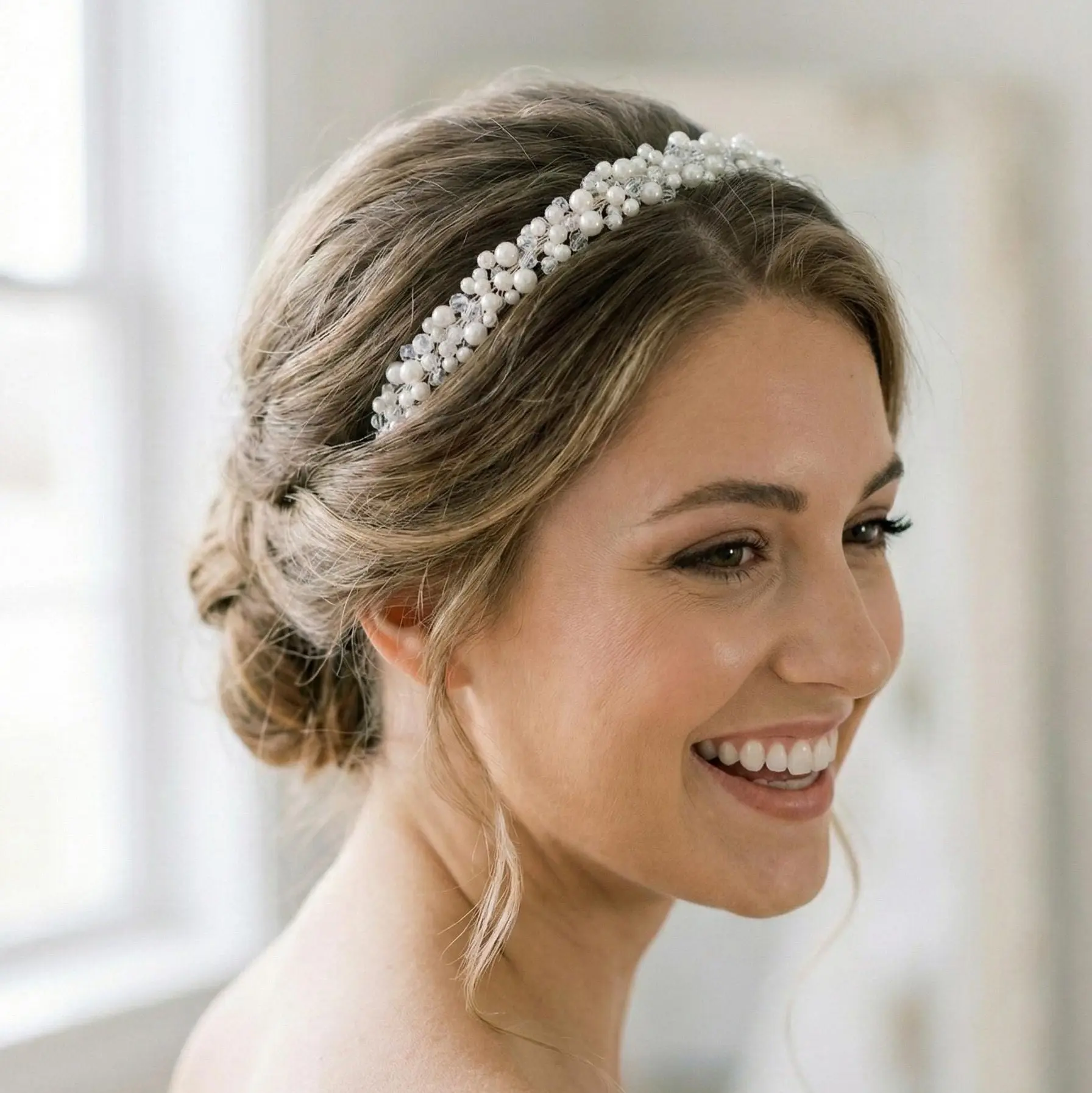 Zarte Braut Tiara mit Perlen und Kristallen