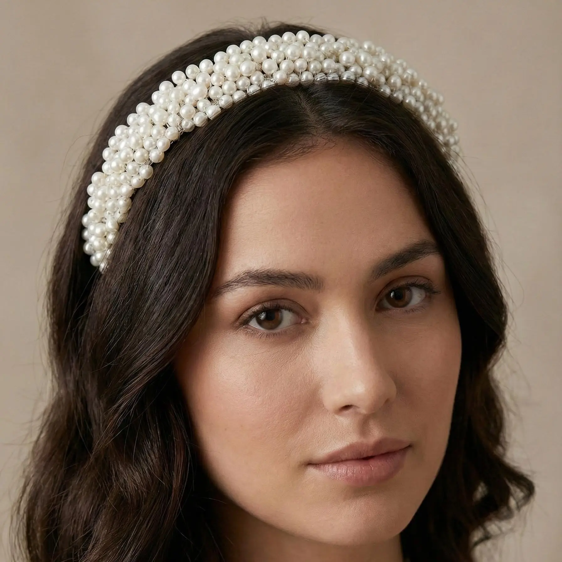 Weiße Perlen Tiara für klassische Brautfrisuren