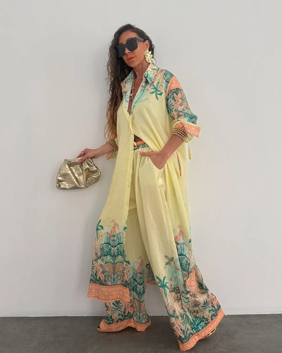 Completo composto da camicia lunga e pantaloni ampi con stampa tropicale gialla