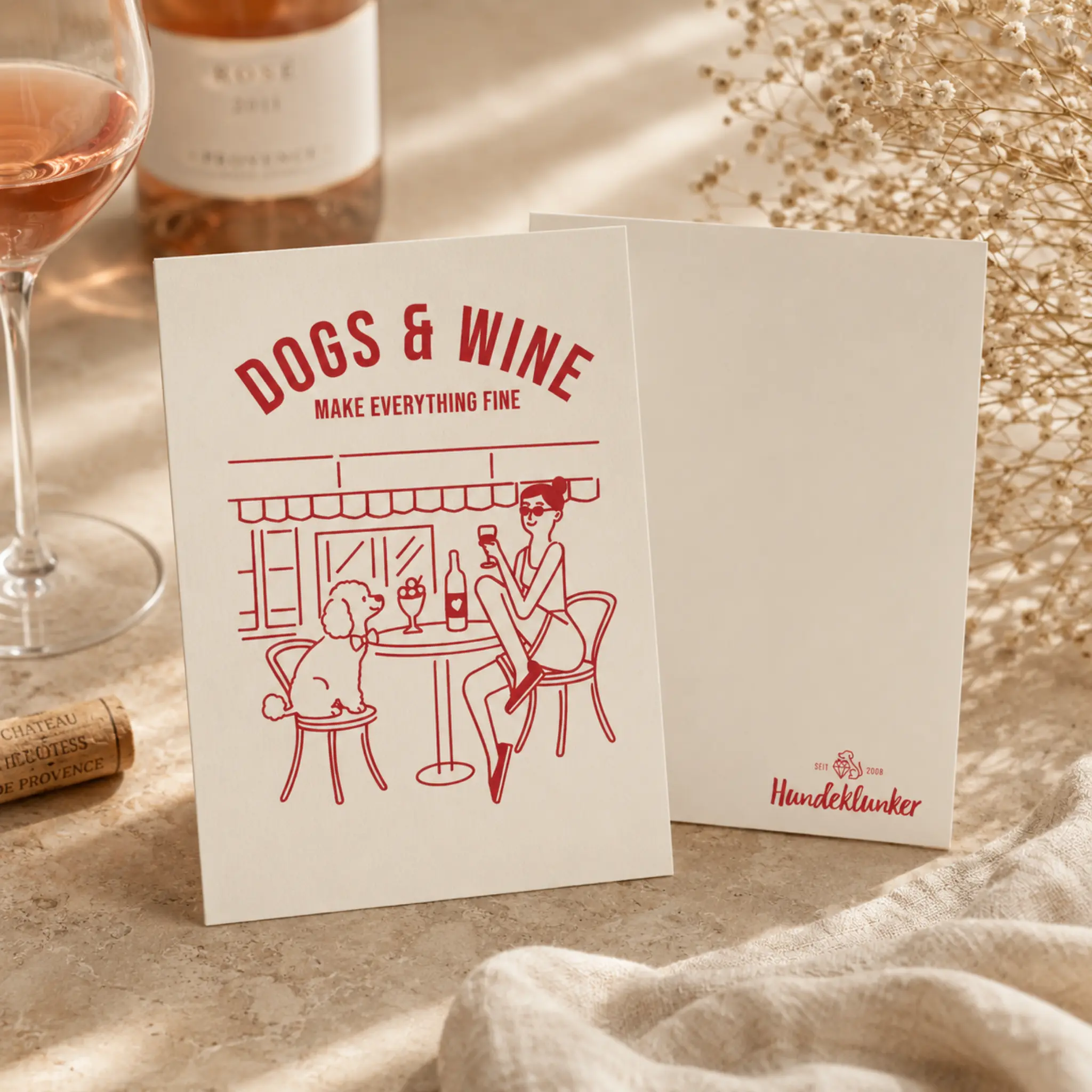 Carte postale Chiens et vin, tout va bien Offwhite