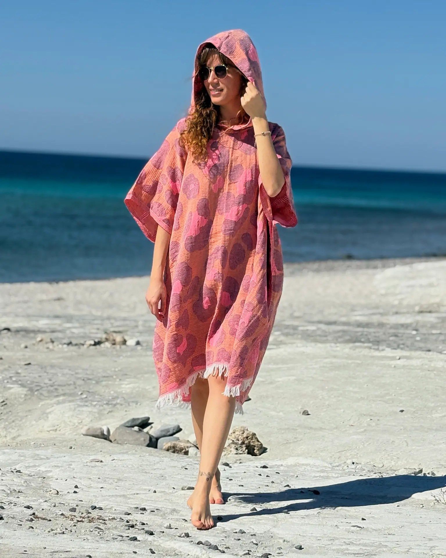 Poncho-serviette en coton pour femme – NEON SAFARI – Camel et rose – Serviette de voyage – Boîte recyclée prête à offrir