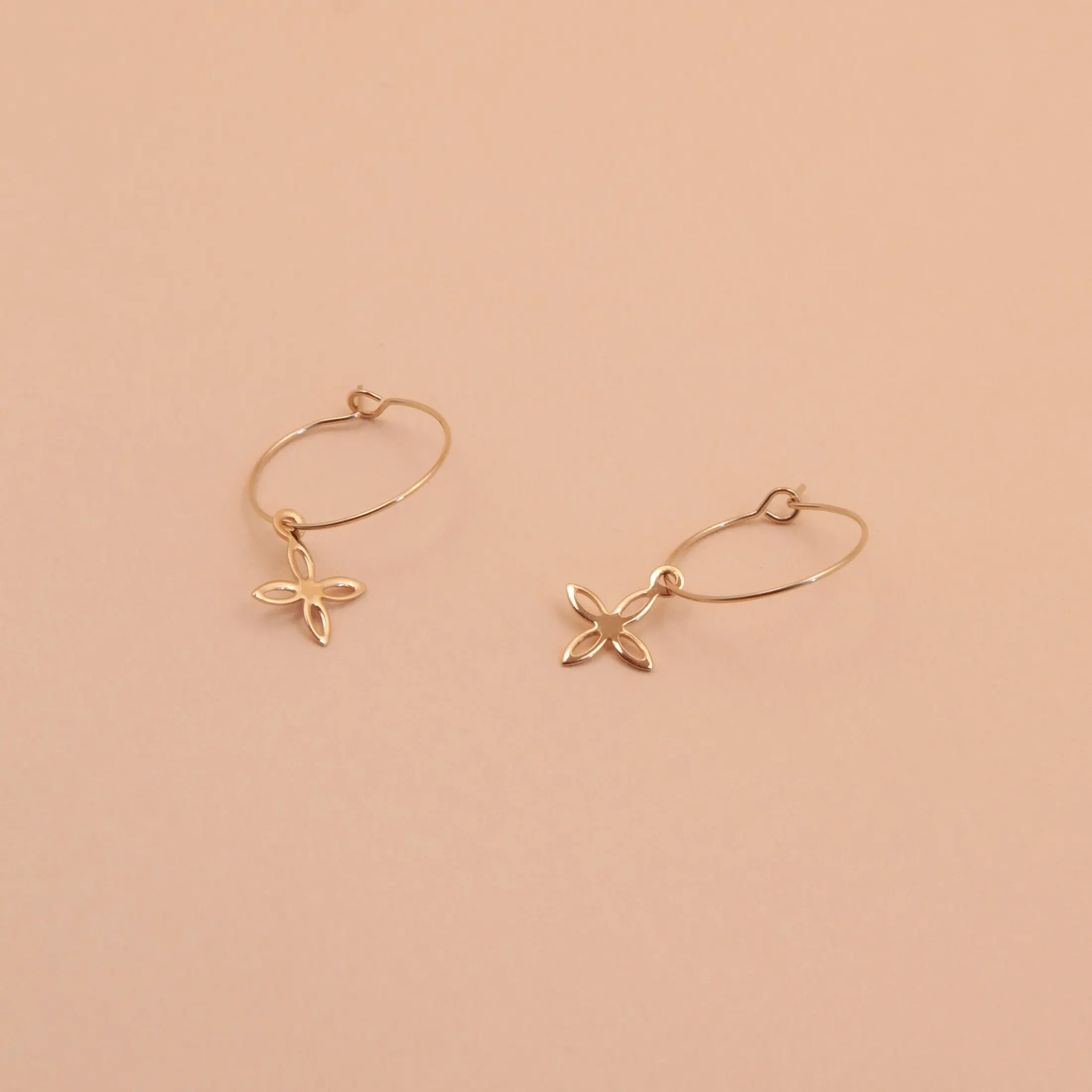 Adorable openwork floral hoop earrings