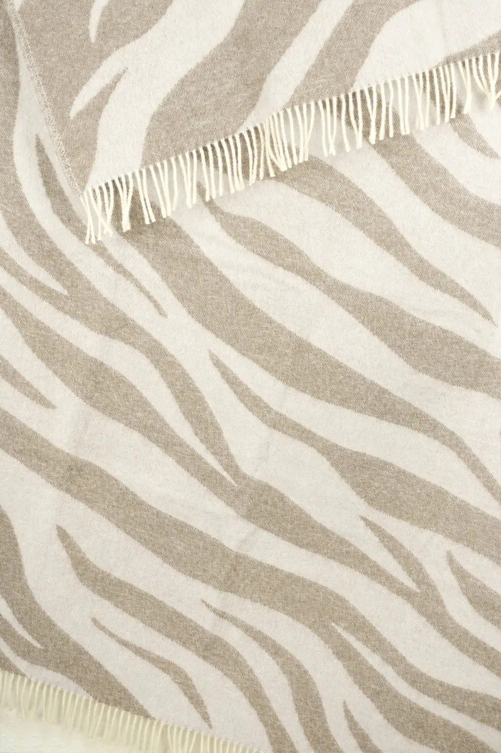 Wolldecke / Kuscheldecke WILD limestone / off white