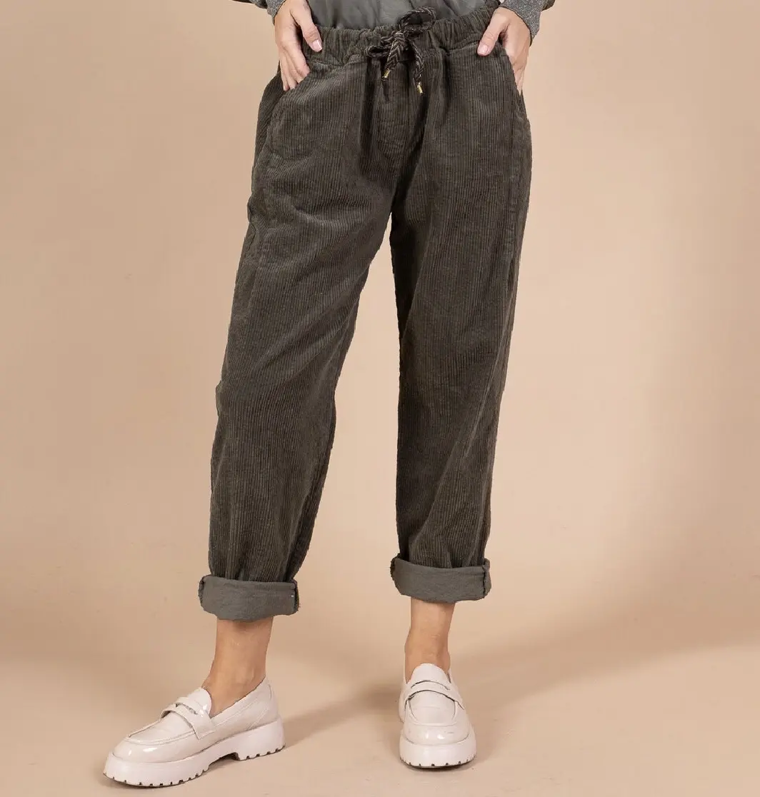 Corduroy carrot-cut trousers with 2 side pockets, 2 patch pockets at the back, and an elasticated waist adjustable with a braided herringbone drawstring and gold-tone metal tips.