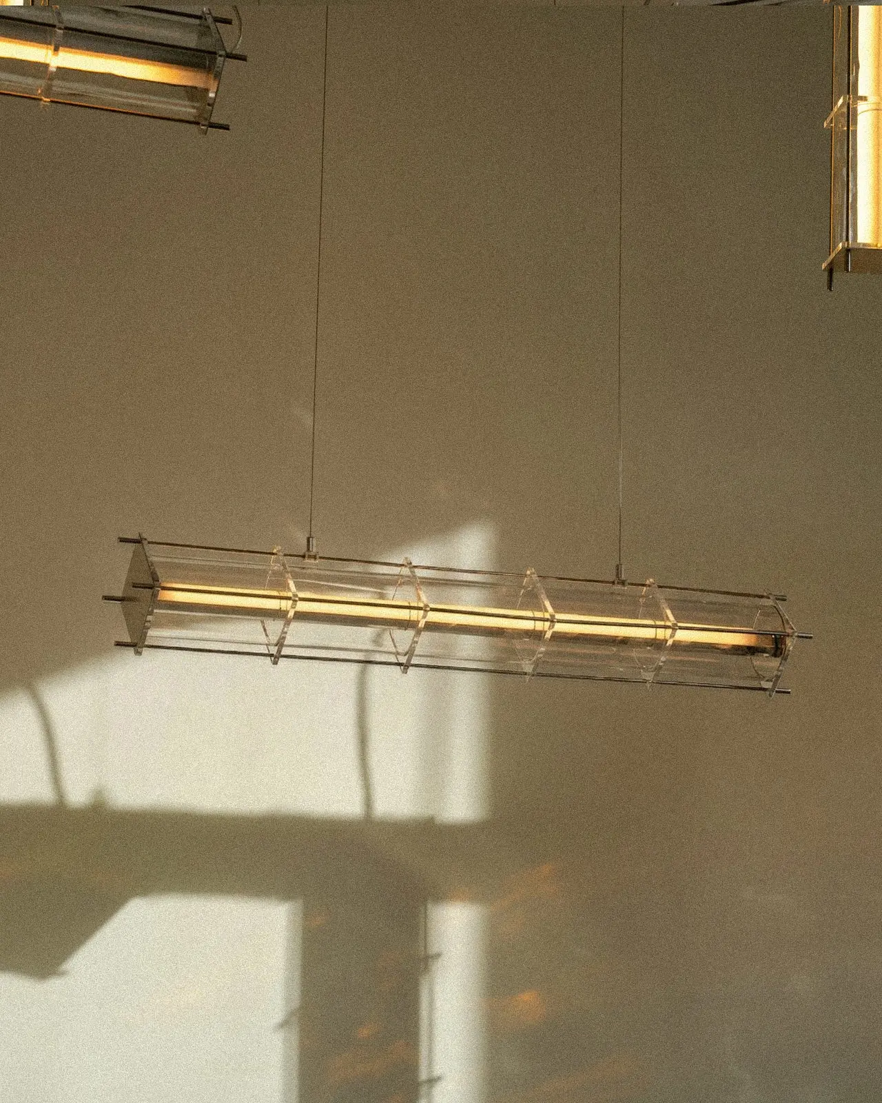 QDB Editions + Théo Charasse | Suspension horizontale blanche