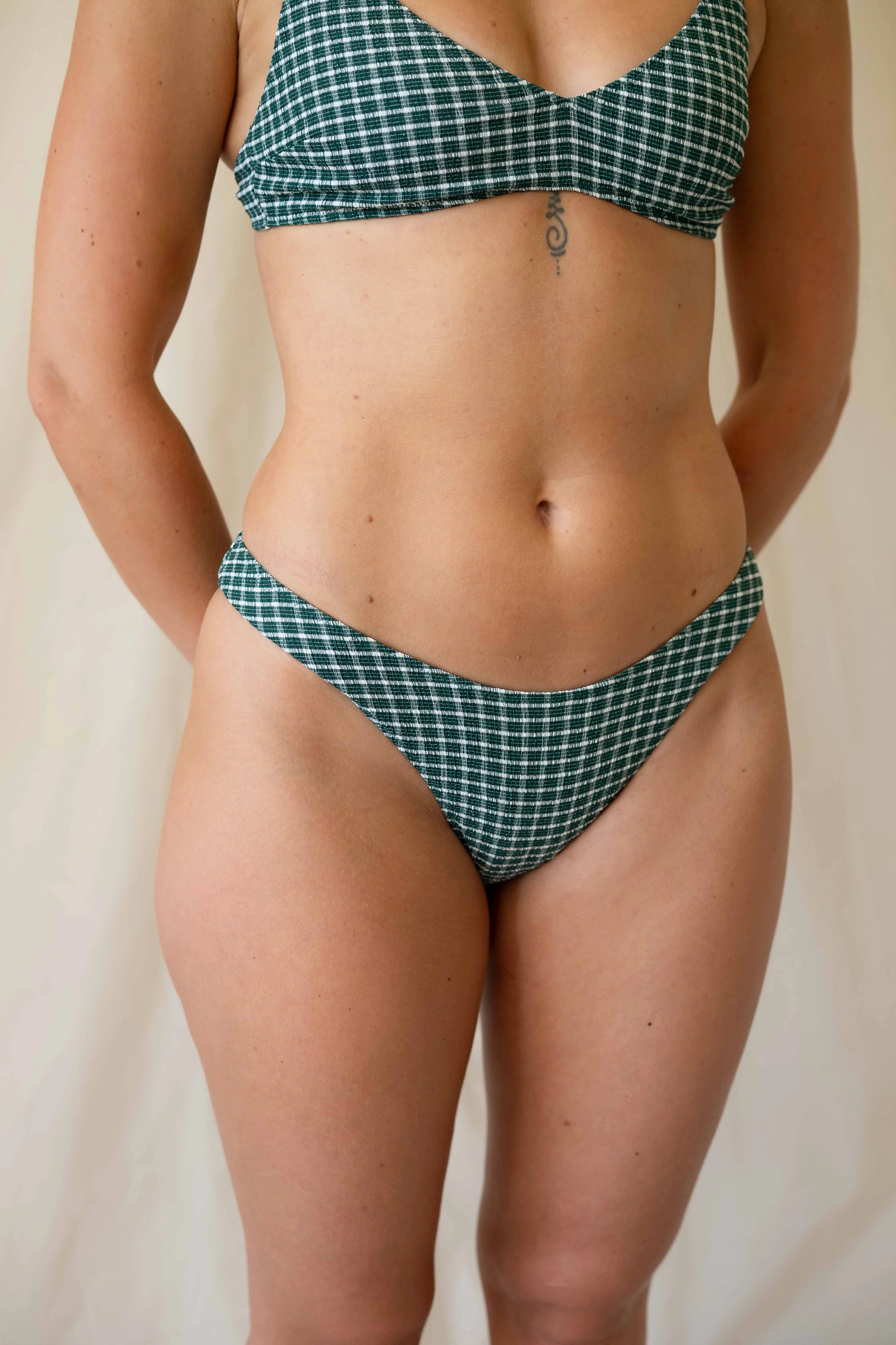 Bikinihose mit hohem Beinausschnitt – kariert