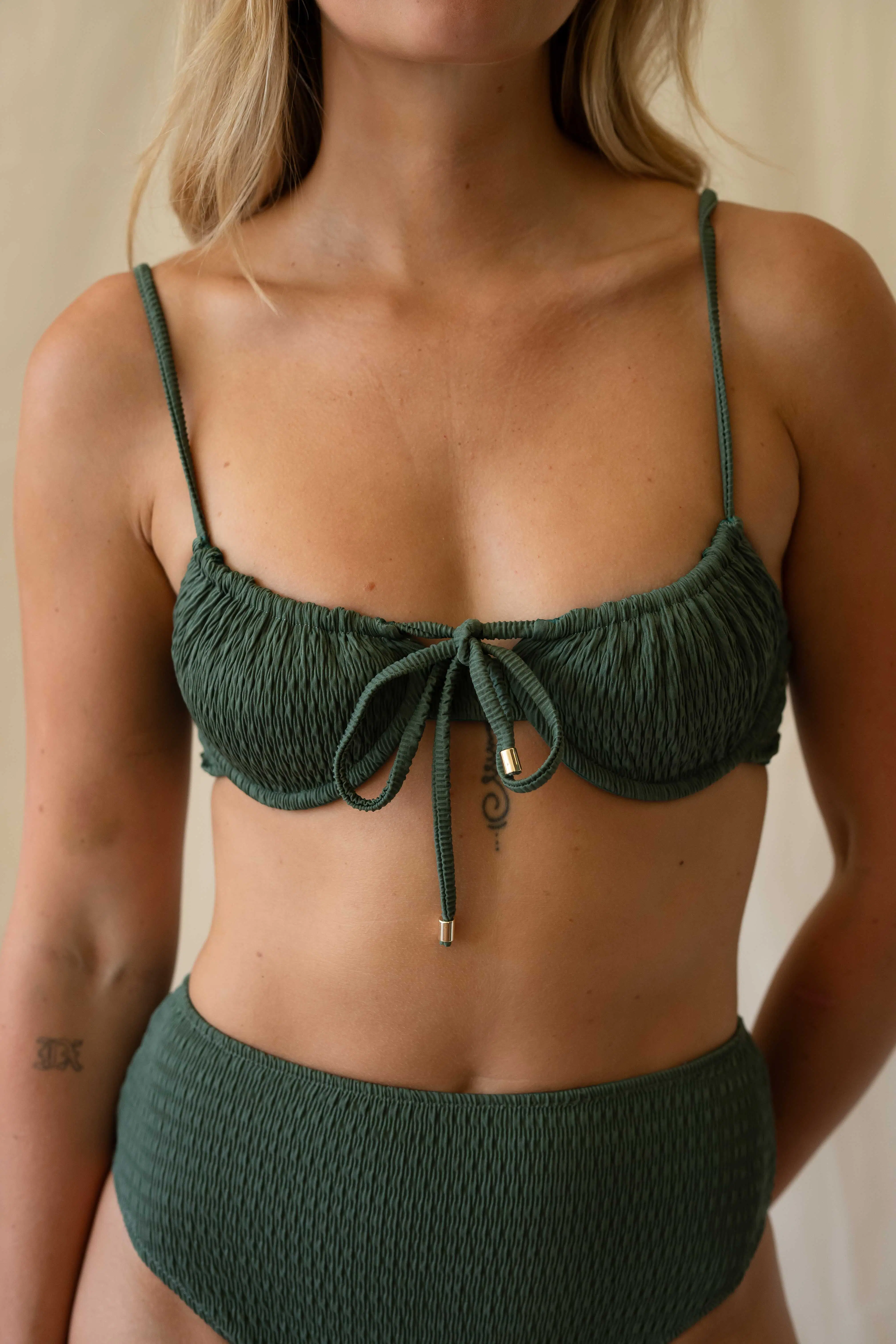 Bikini-Oberteil mit Bügeln und Bindebändern vorne – Waldgrün