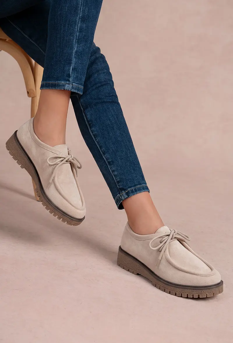 Low-cut shoes with laces and a notched sole (Ref: H26)
