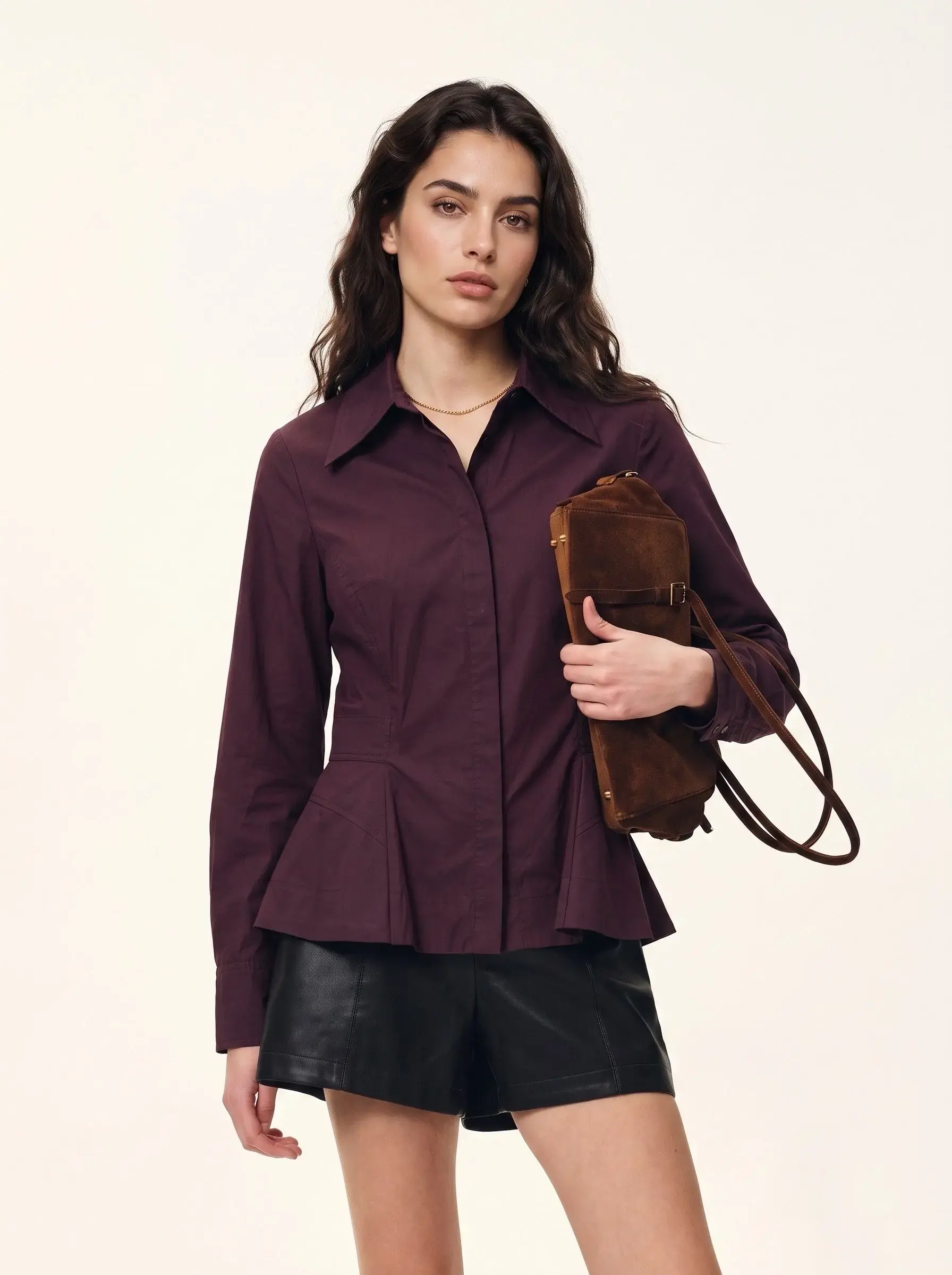 Chemise cintrée à manches longues avec col classique et bas évasé