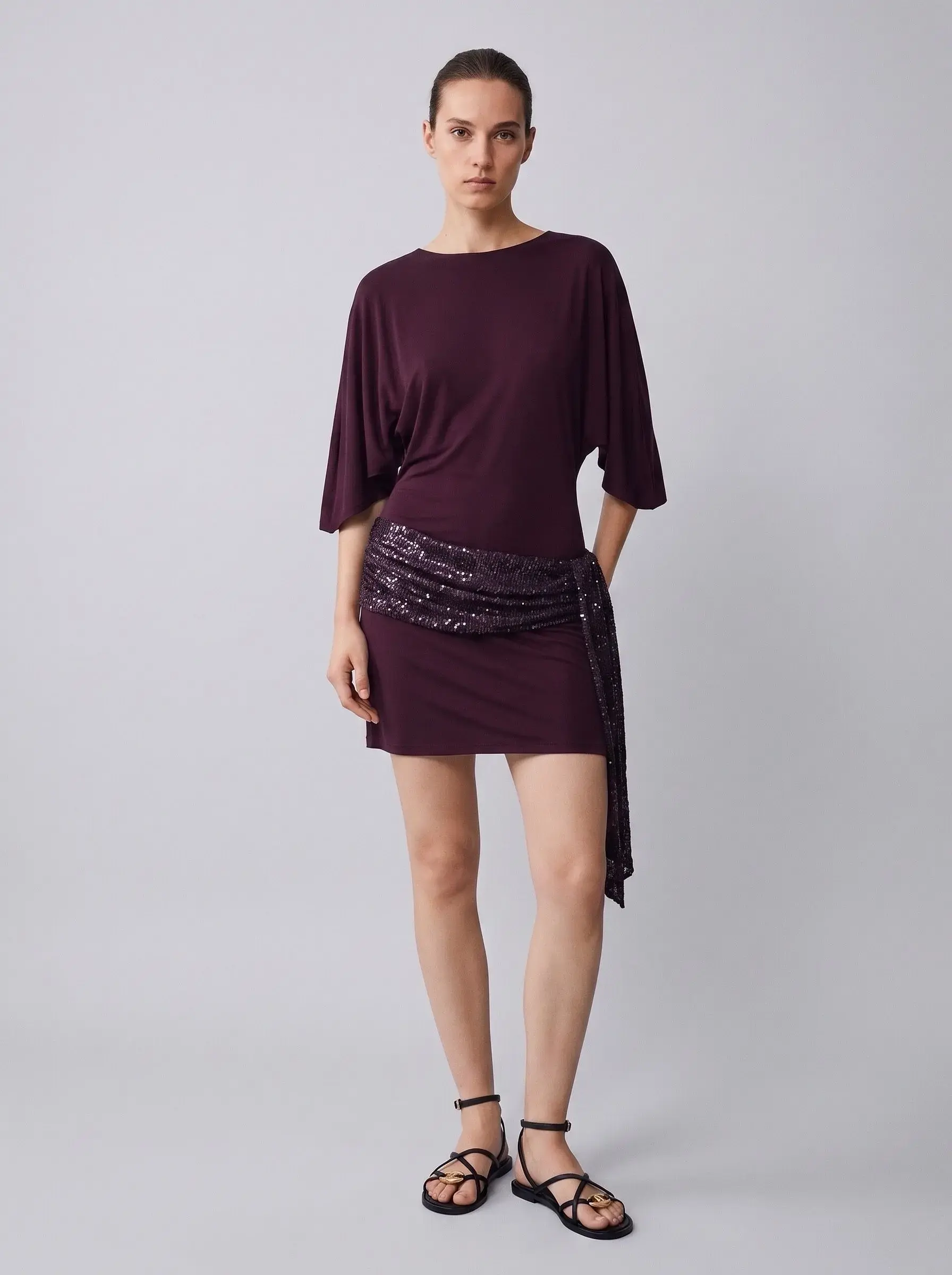 Robe courte à manches larges avec détail drapé à sequins