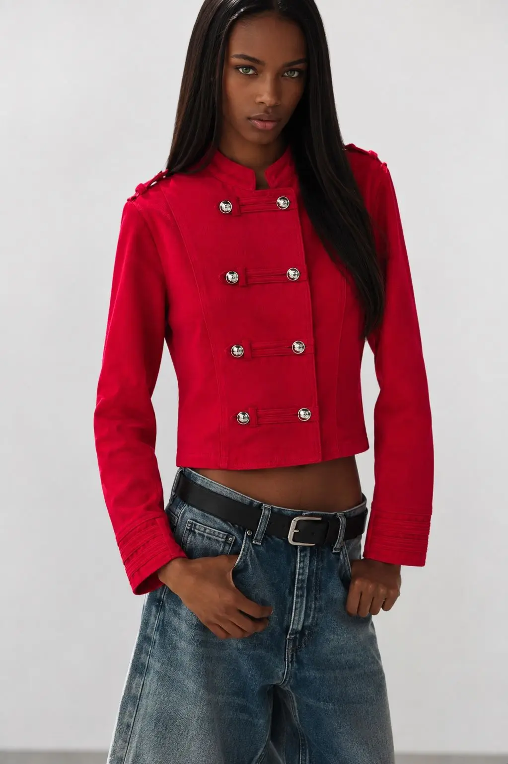 Veste courte en jean à col montant et boutons décoratifs