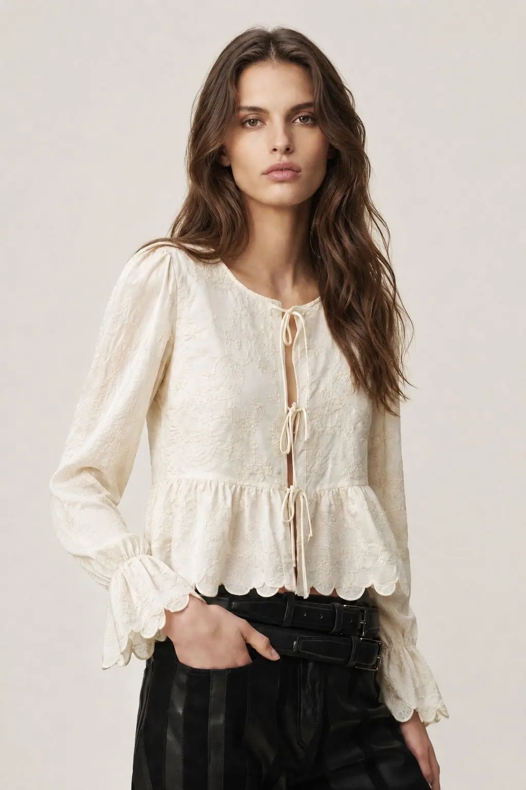 Blouse brodée à manches longues avec liens à nouer et volants
