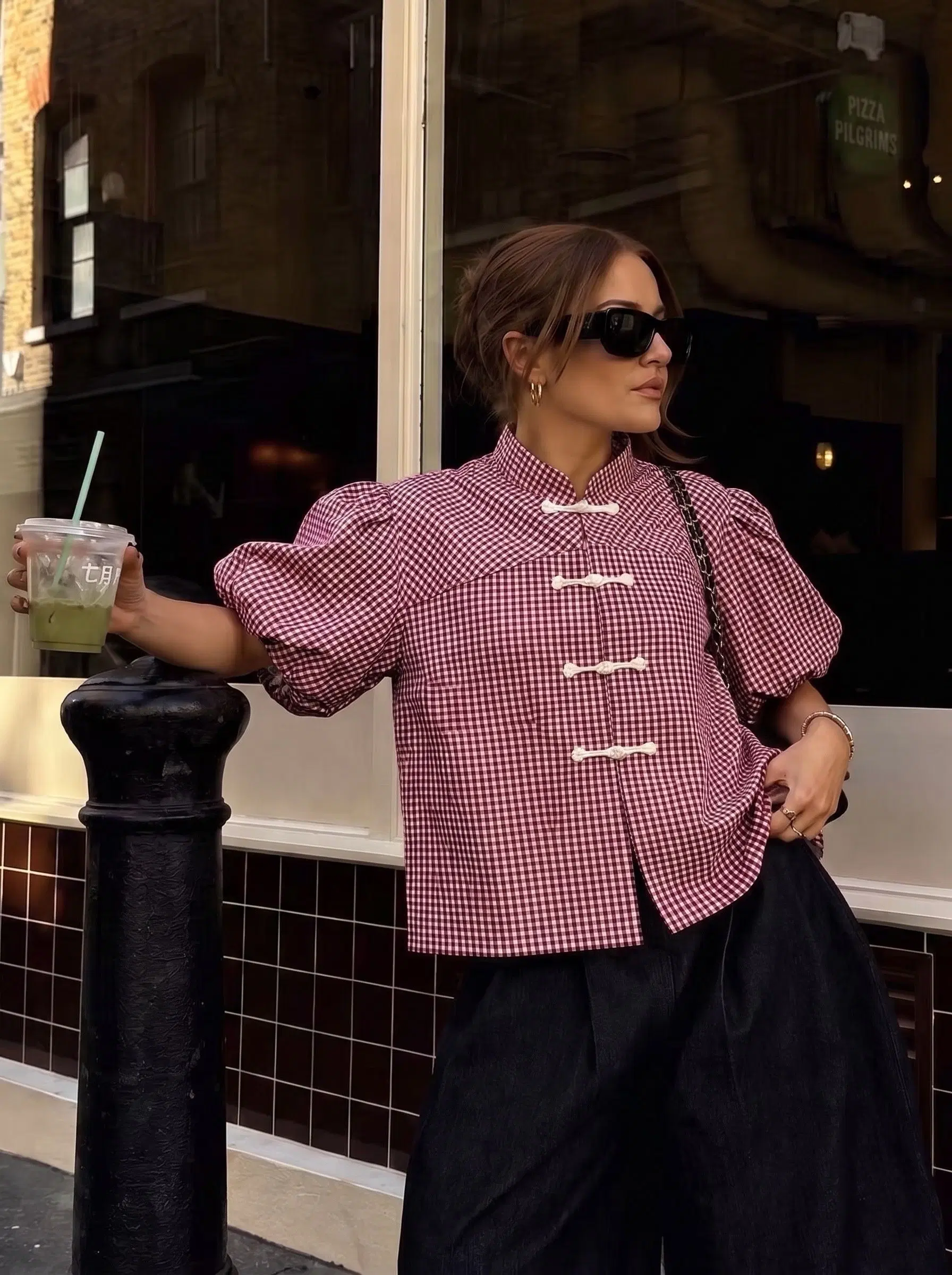 Blouse à carreaux avec col montant, manches bouffantes et attaches