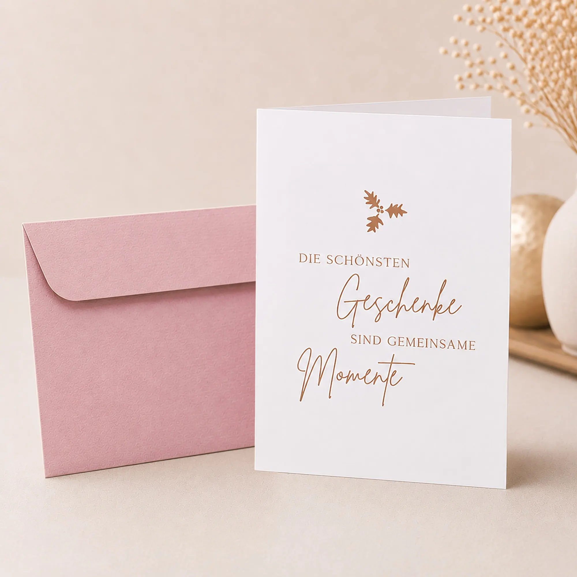 Edle Weihnachtskarte mit Spruch „Gemeinsame Momente“ mit rosa Umschlag aus Recyclingpapier