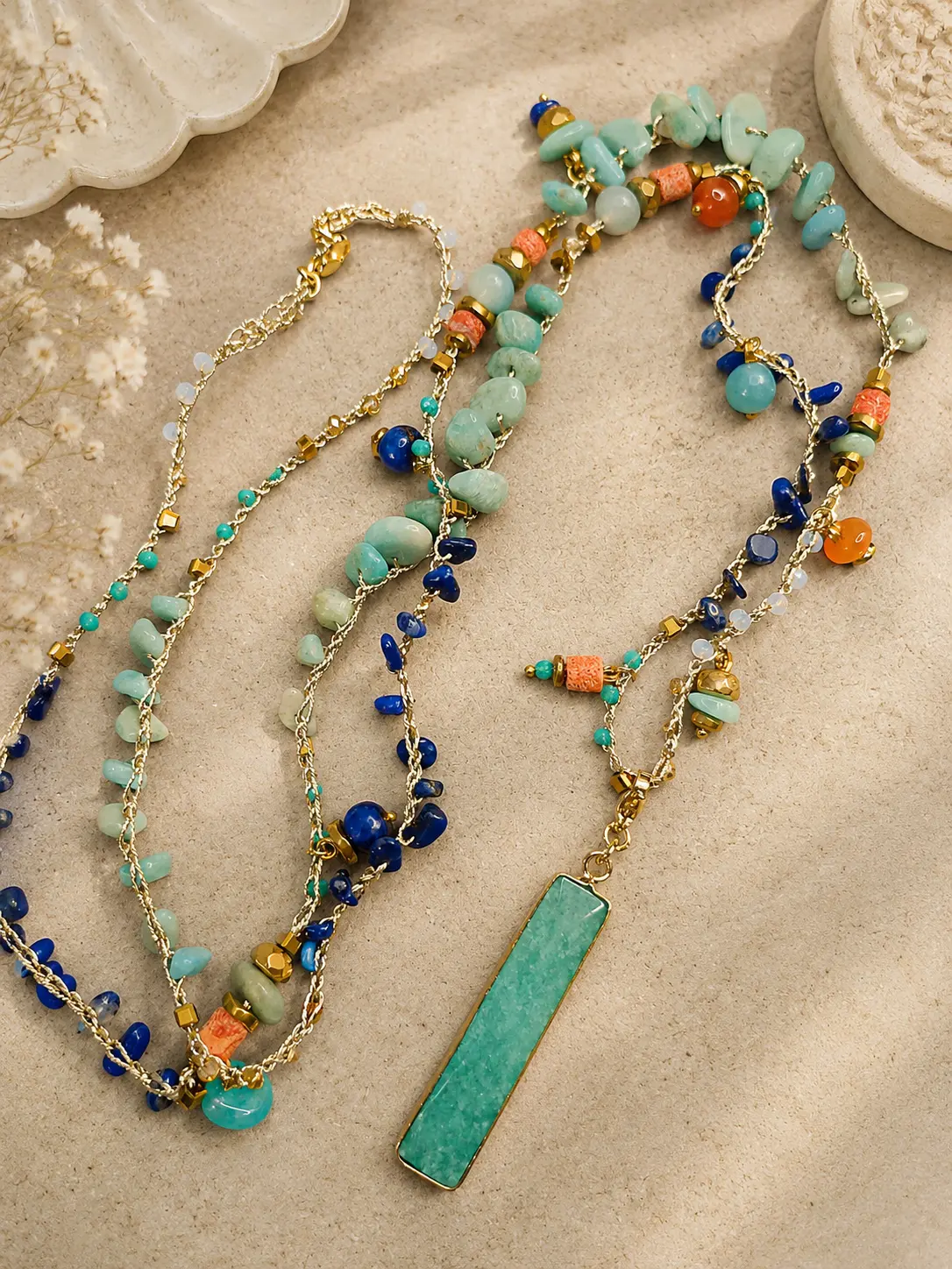 Collier long crocheté à la main – Amazonite, Lapis et Cornal