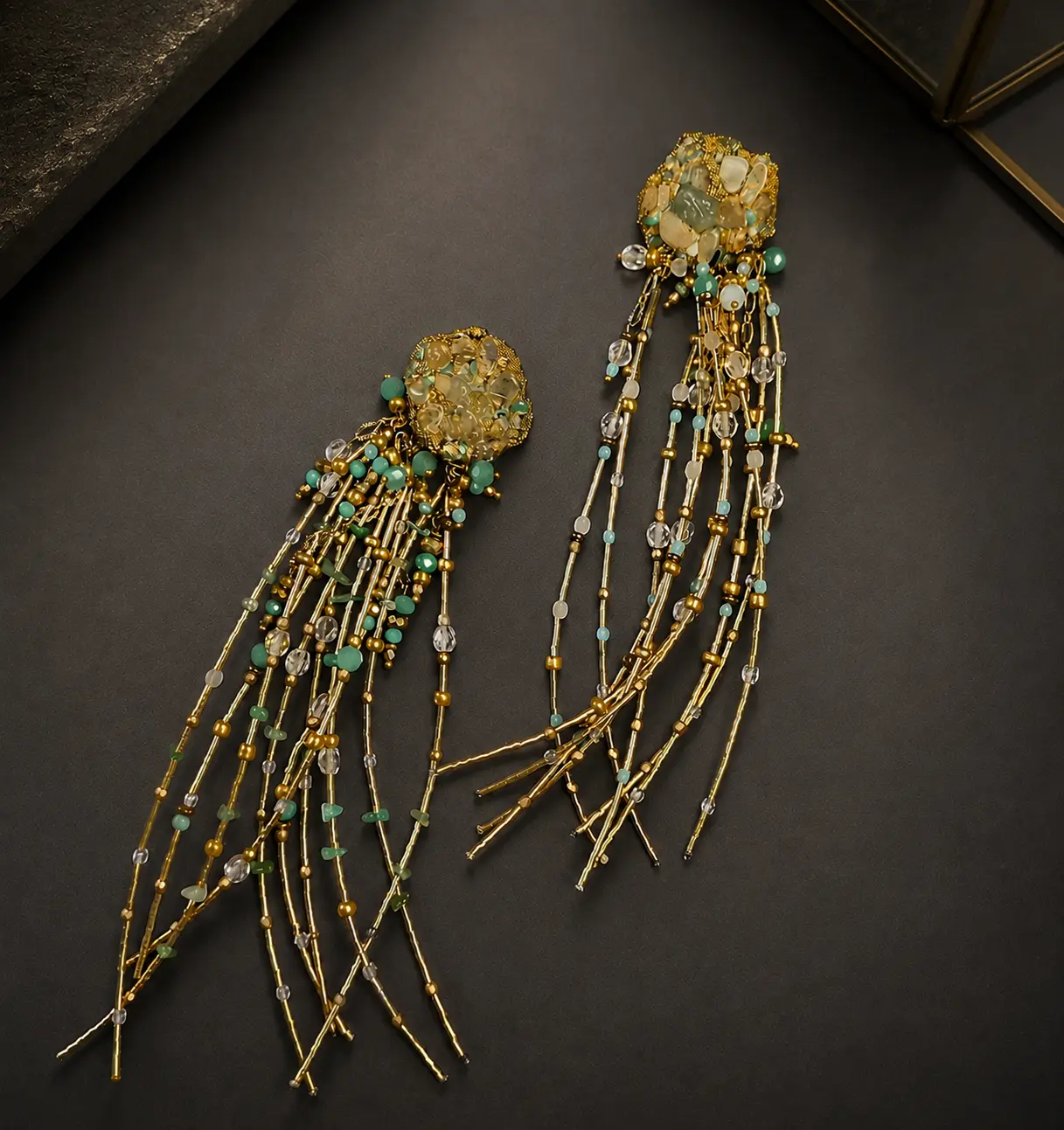 Lot de deux broches avec pierres naturelles