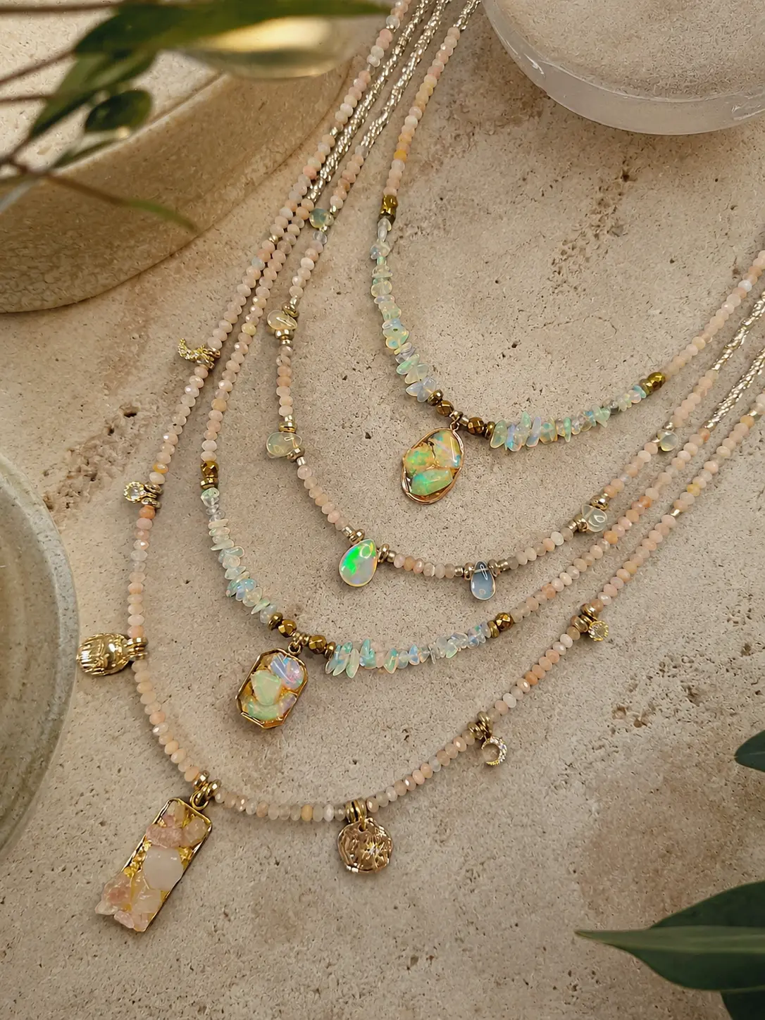 Set de quatre colliers avec pierre de lune et opale