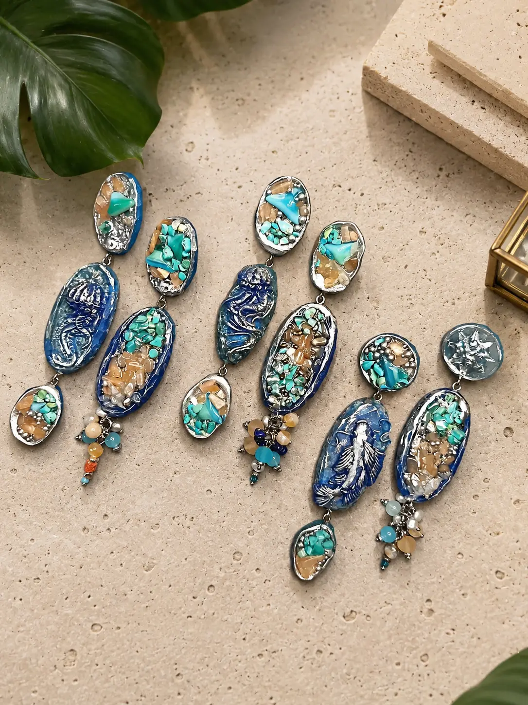Set of three pairs of asymmetrical resin clips