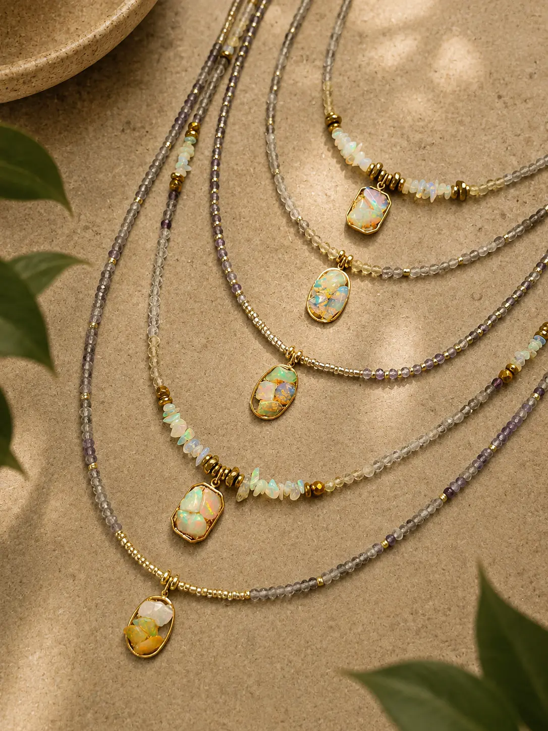 Set de quatre colliers artisanaux avec pierres naturelles