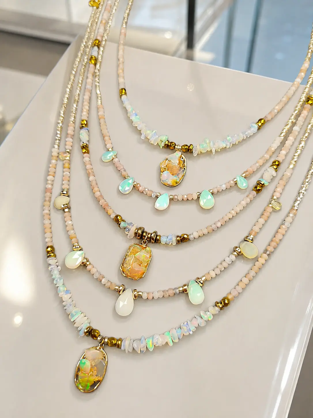 Set de 5 colliers artisanaux en opale & pierre de lune