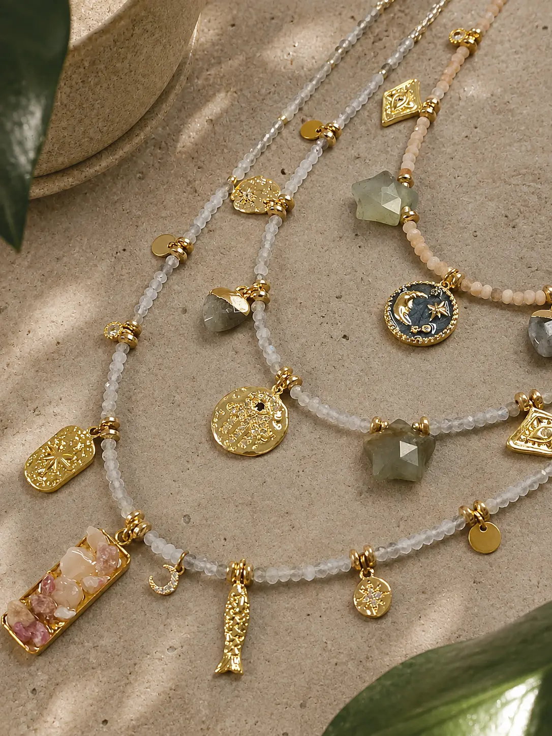 Set de trois colliers artisanaux avec pierres naturelles