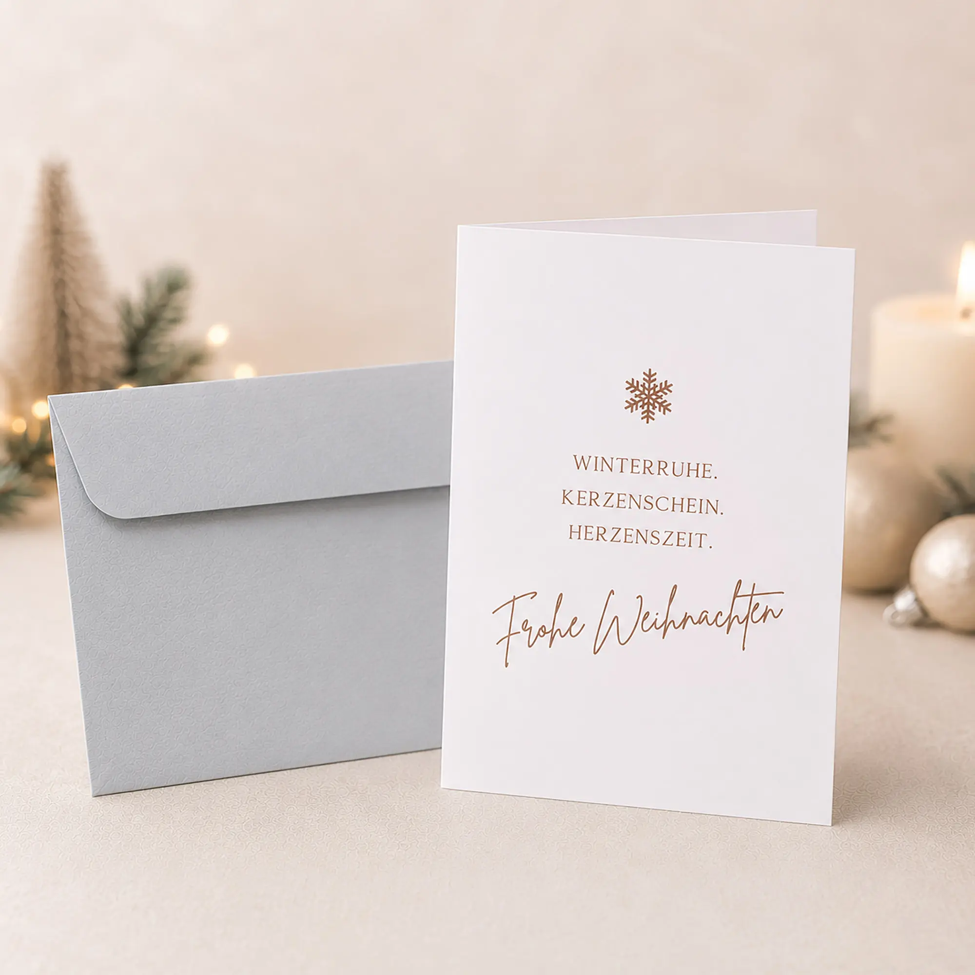 Hochwertige Weihnachtskarte mit Spruch „Winterruhe. Kerzenschein. Herzenszeit.“ in Kupfer