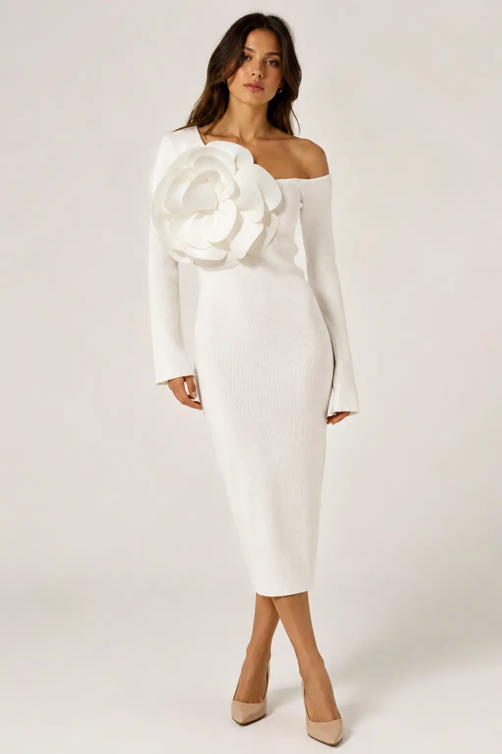 Robe longue asymétrique à manches longues avec grande fleur