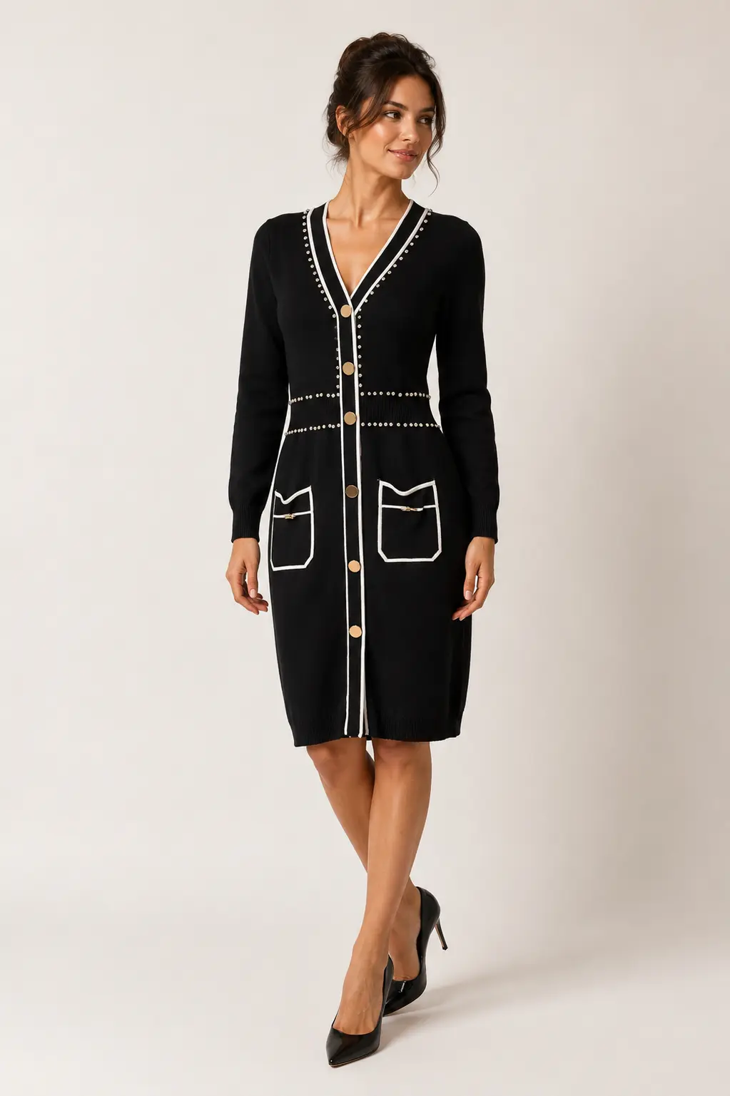 Robe en maille boutonnée à col V avec poches et détails cloutés