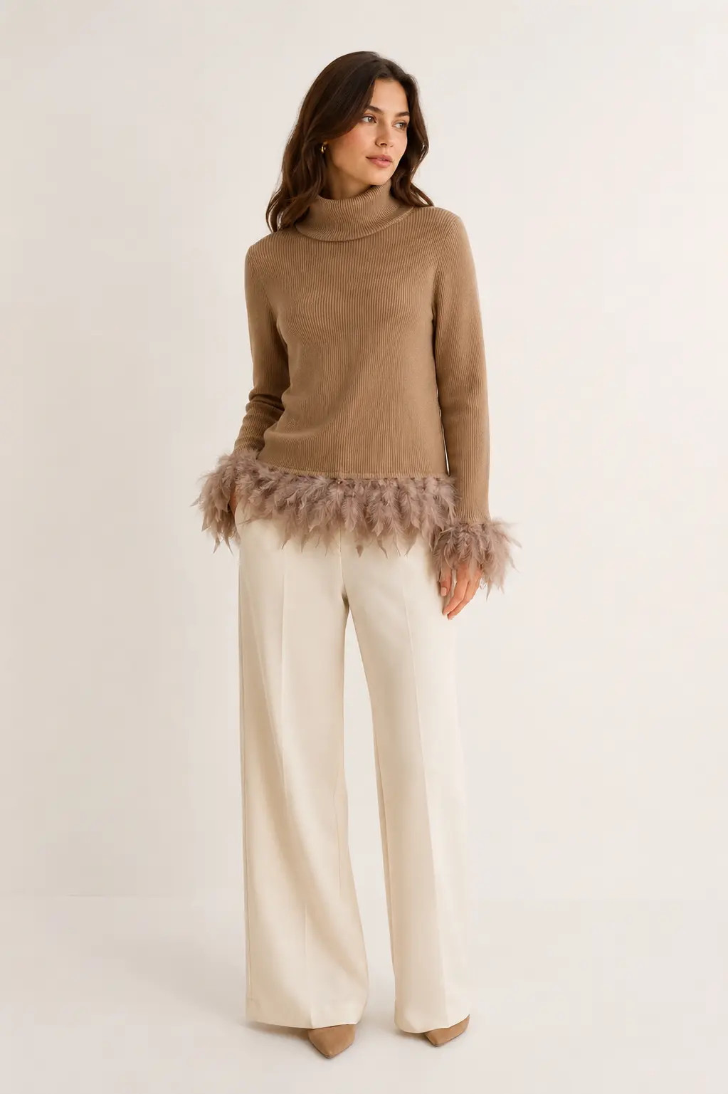 Pull côtelé à col roulé avec finitions en plumes