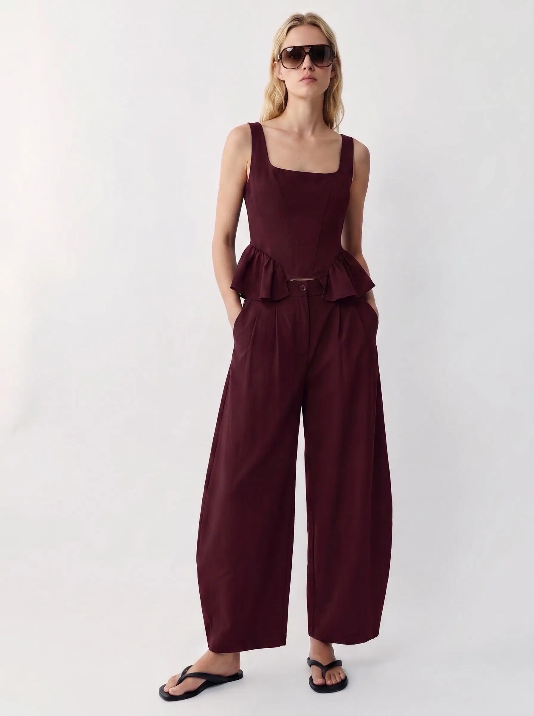 Ensemble top à basque sans manches et pantalon large