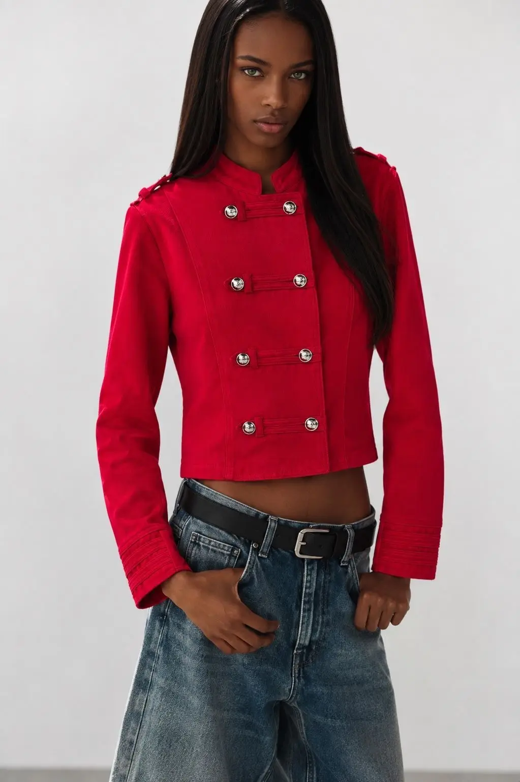 Veste courte en jean style officier avec boutons décoratifs