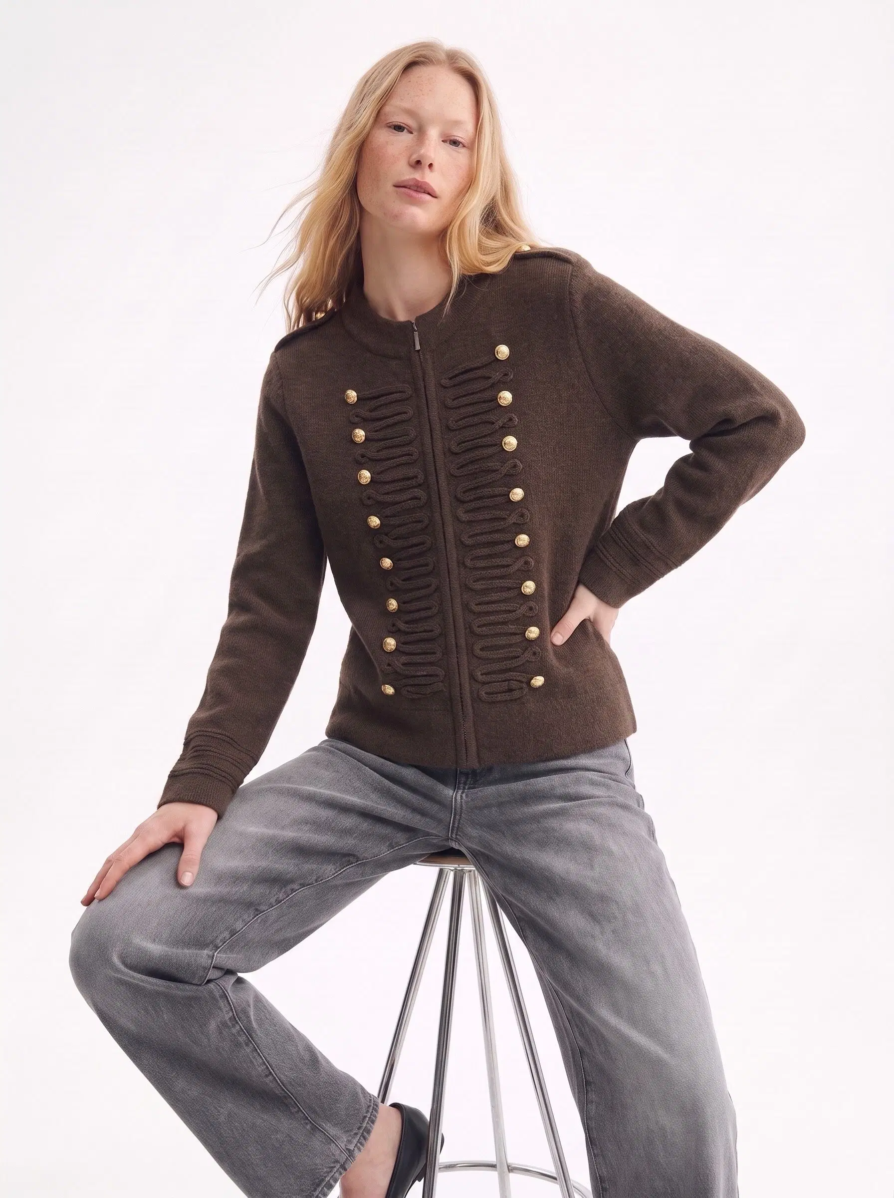 Gilet zippé en maille avec boutons décoratifs et détails tressés