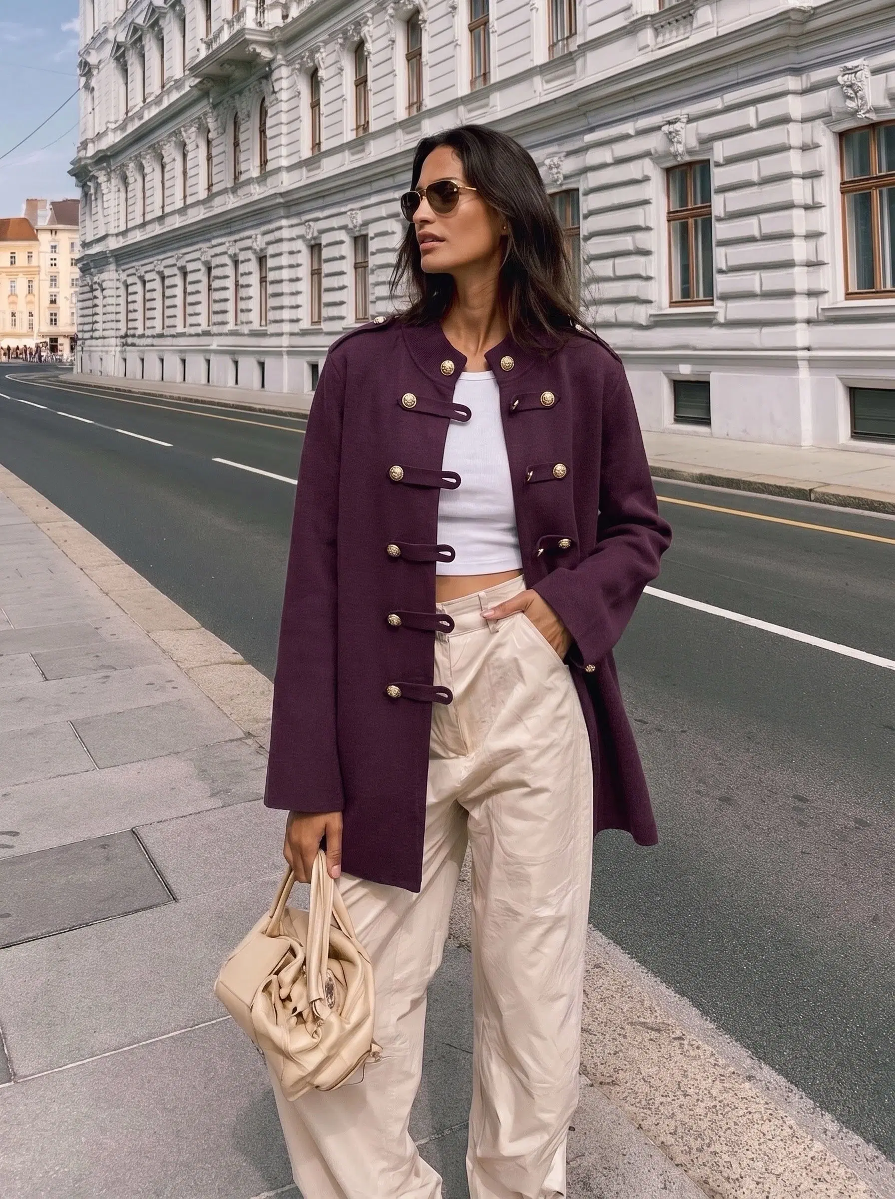 Manteau droit à boutons décoratifs et attaches sur le devant