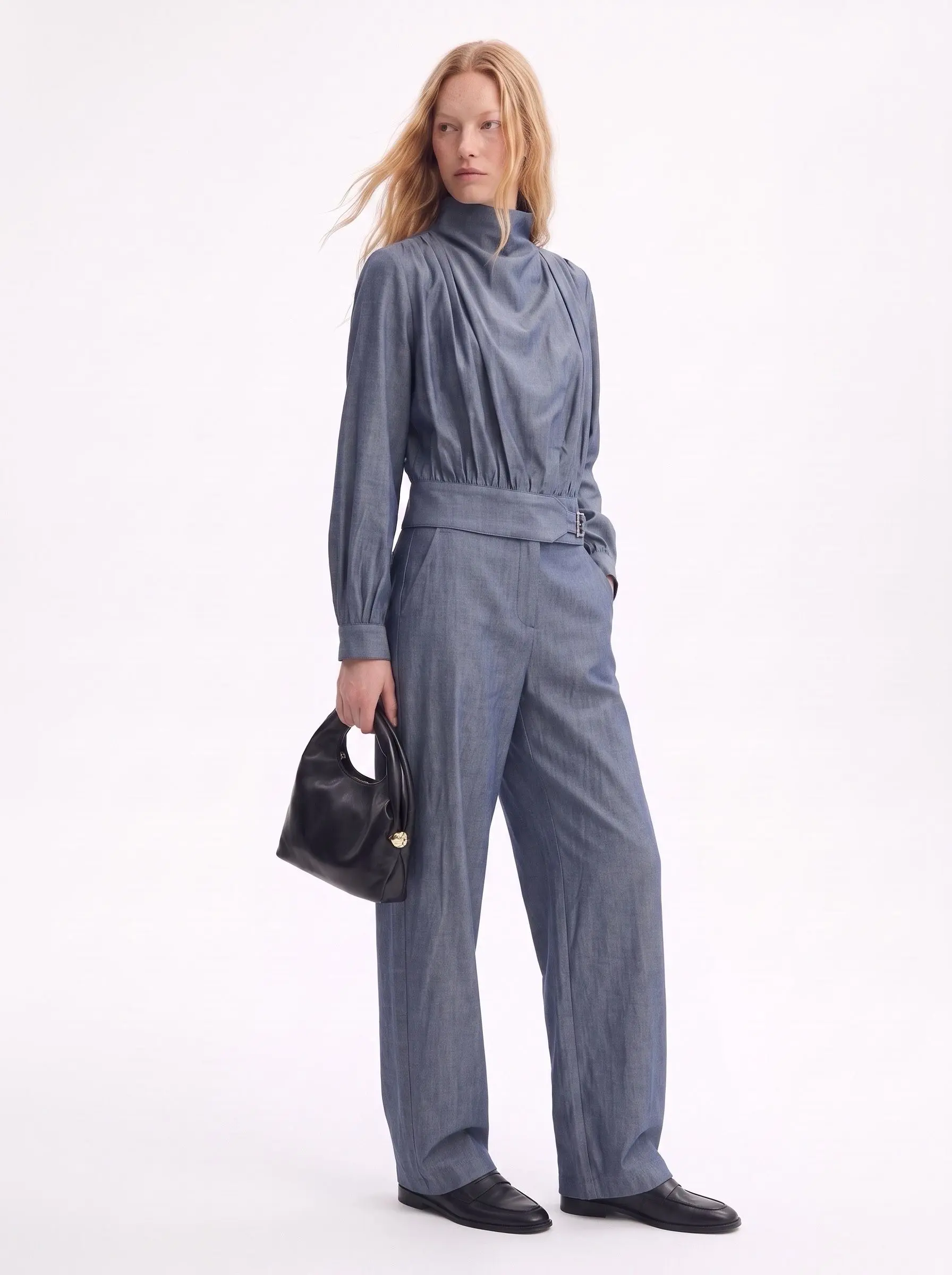 Combinaison pantalon à col montant avec taille marquée et plis
