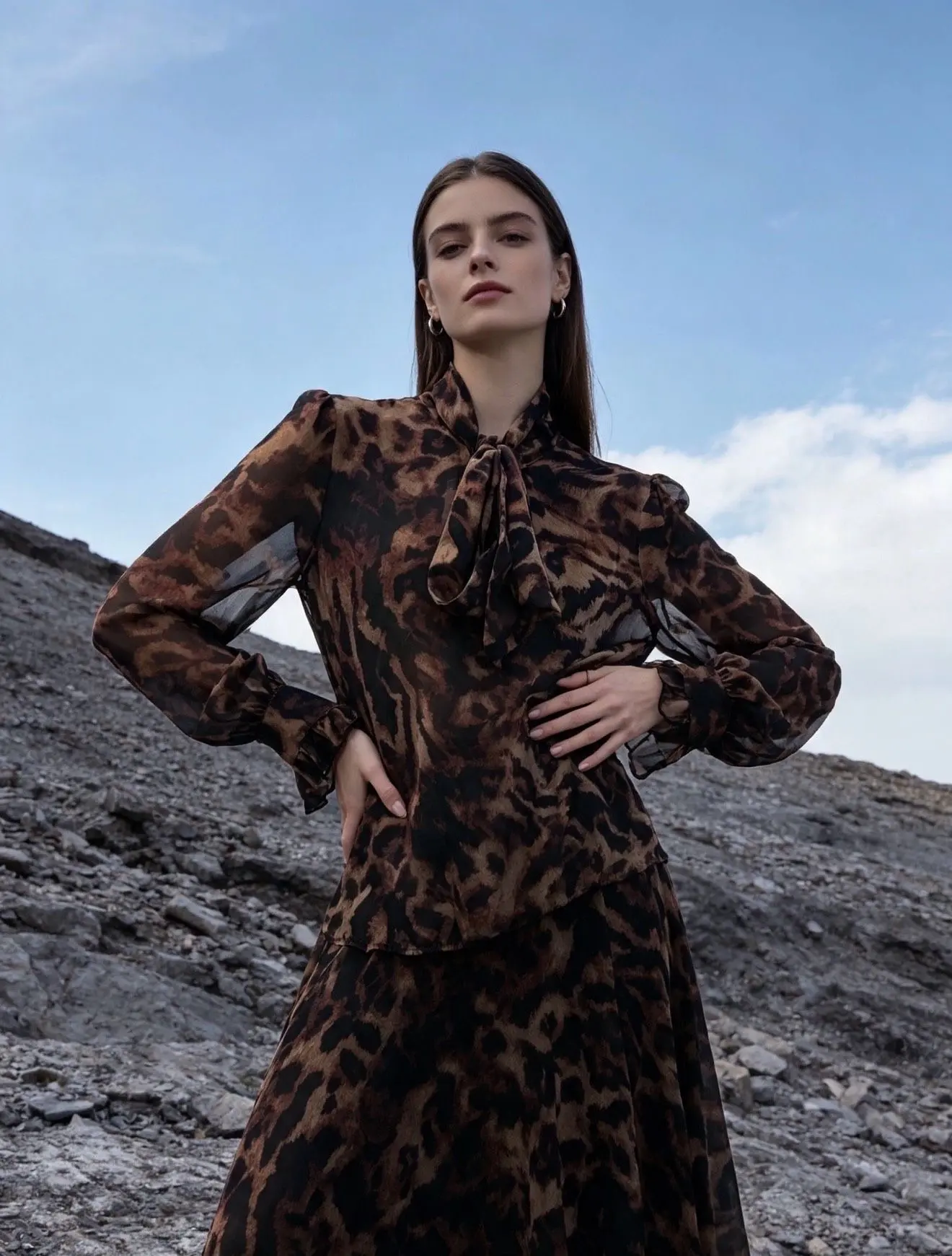 Flowy, long-sleeved shirt with leopard print, V-neck with lavallière tie, semi-sheer