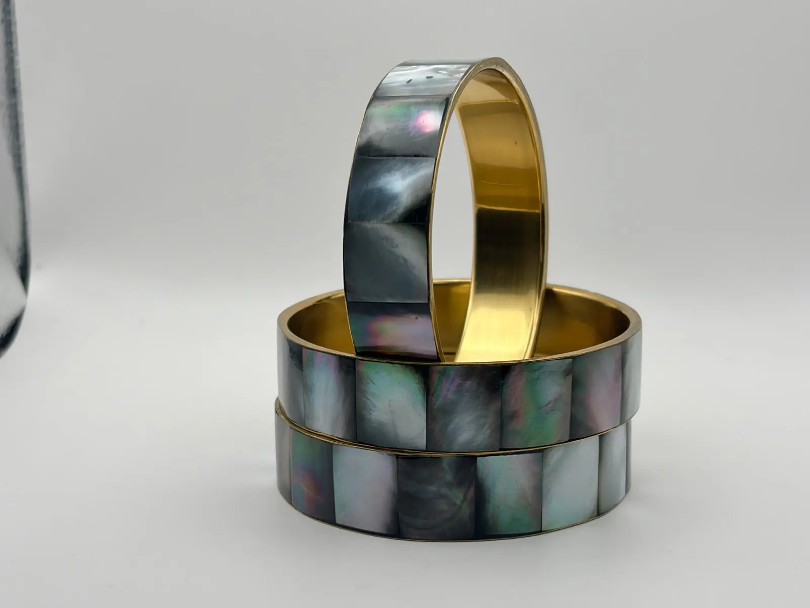 IRIDESCENT GREY MOTHER-OF-PEARL BRACELET