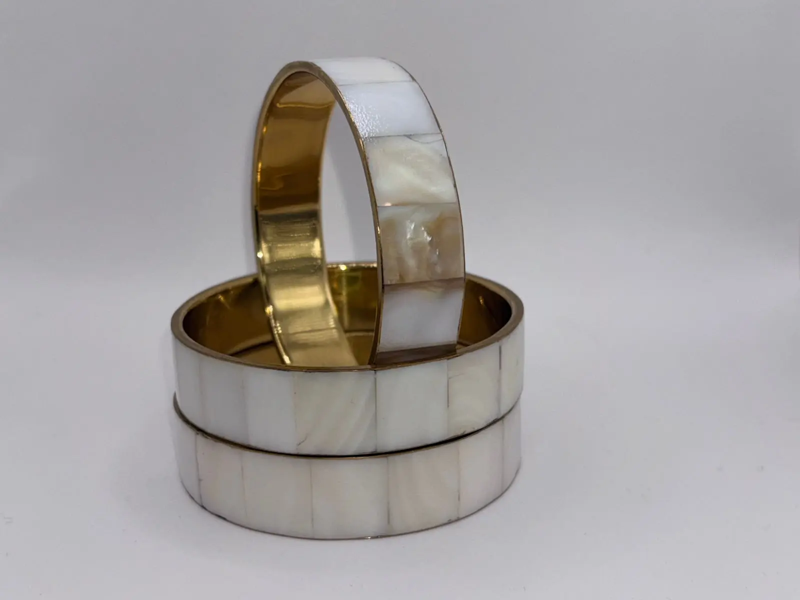 IRIDESCENT WHITE MOTHER-OF-PEARL BRACELET