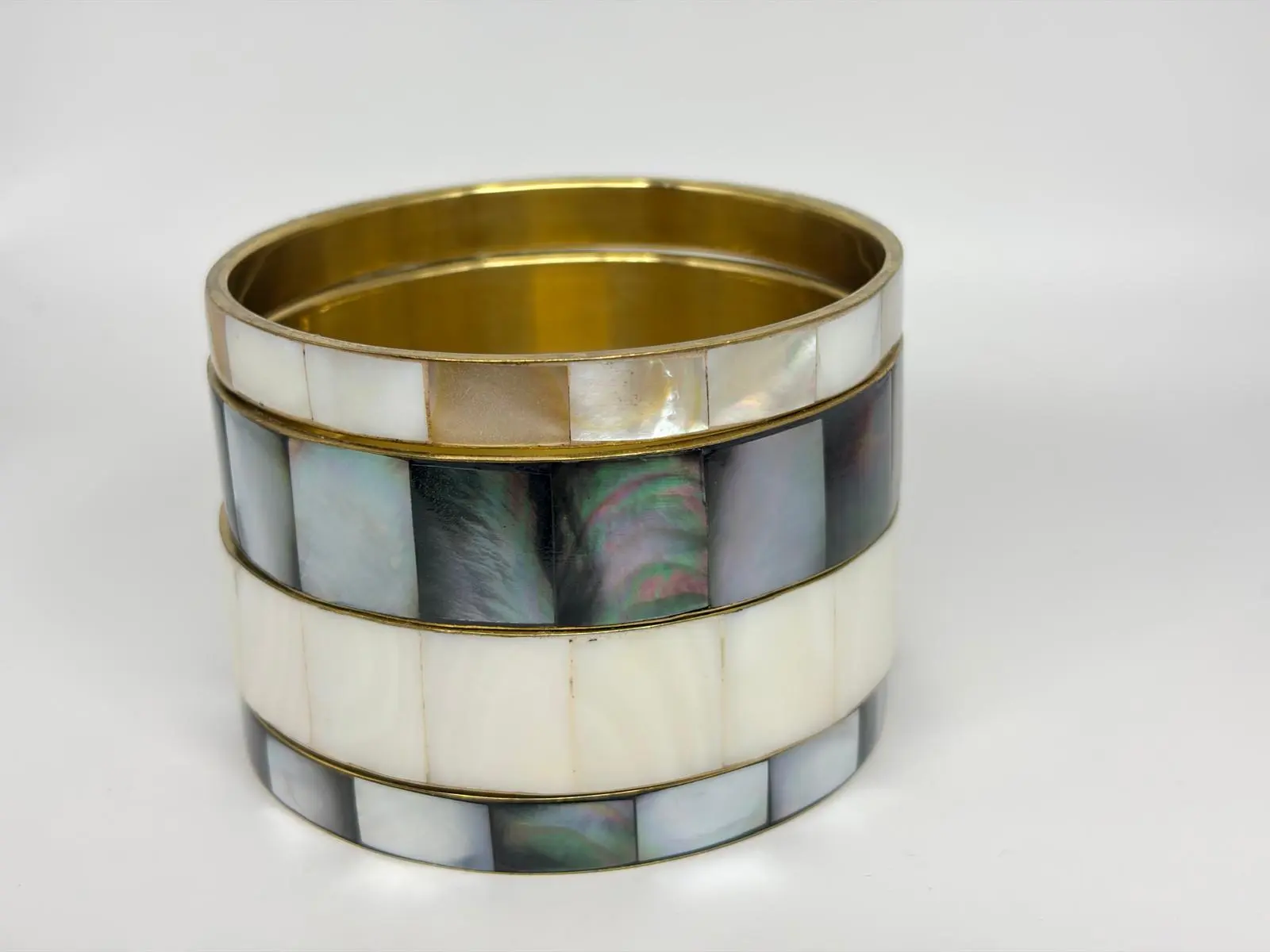 IRIDESCENT WHITE MOTHER-OF-PEARL BRACELET