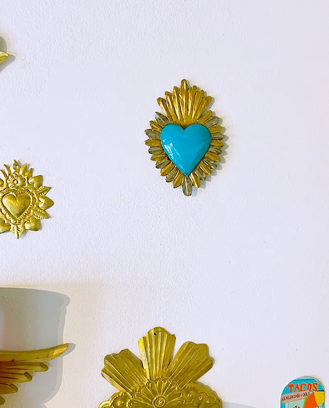 Cœur bleu aux Pétales Dorés - Décoration Murale Artisanale Mexicaine