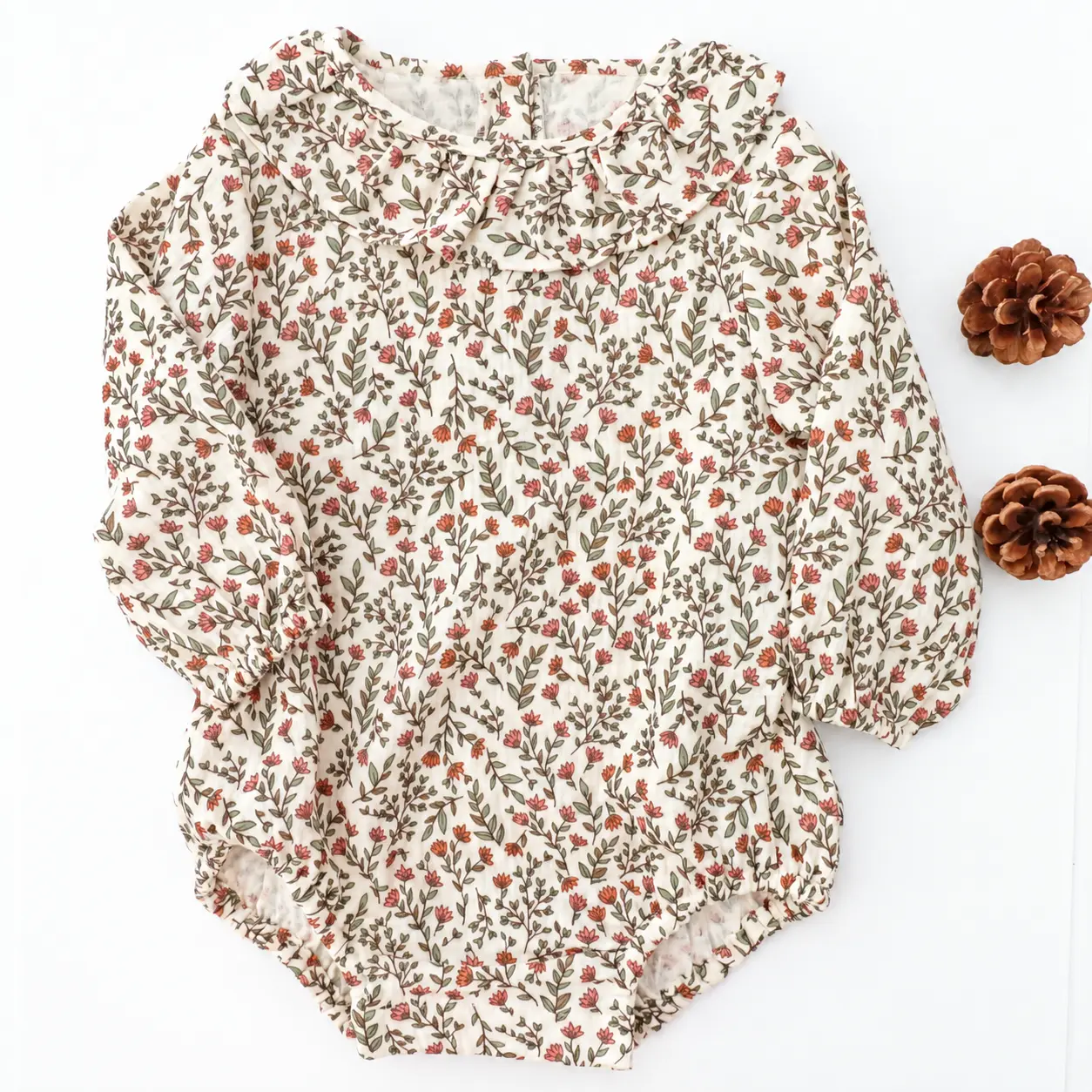 Strampler mit Terrakotta-Blumenmuster