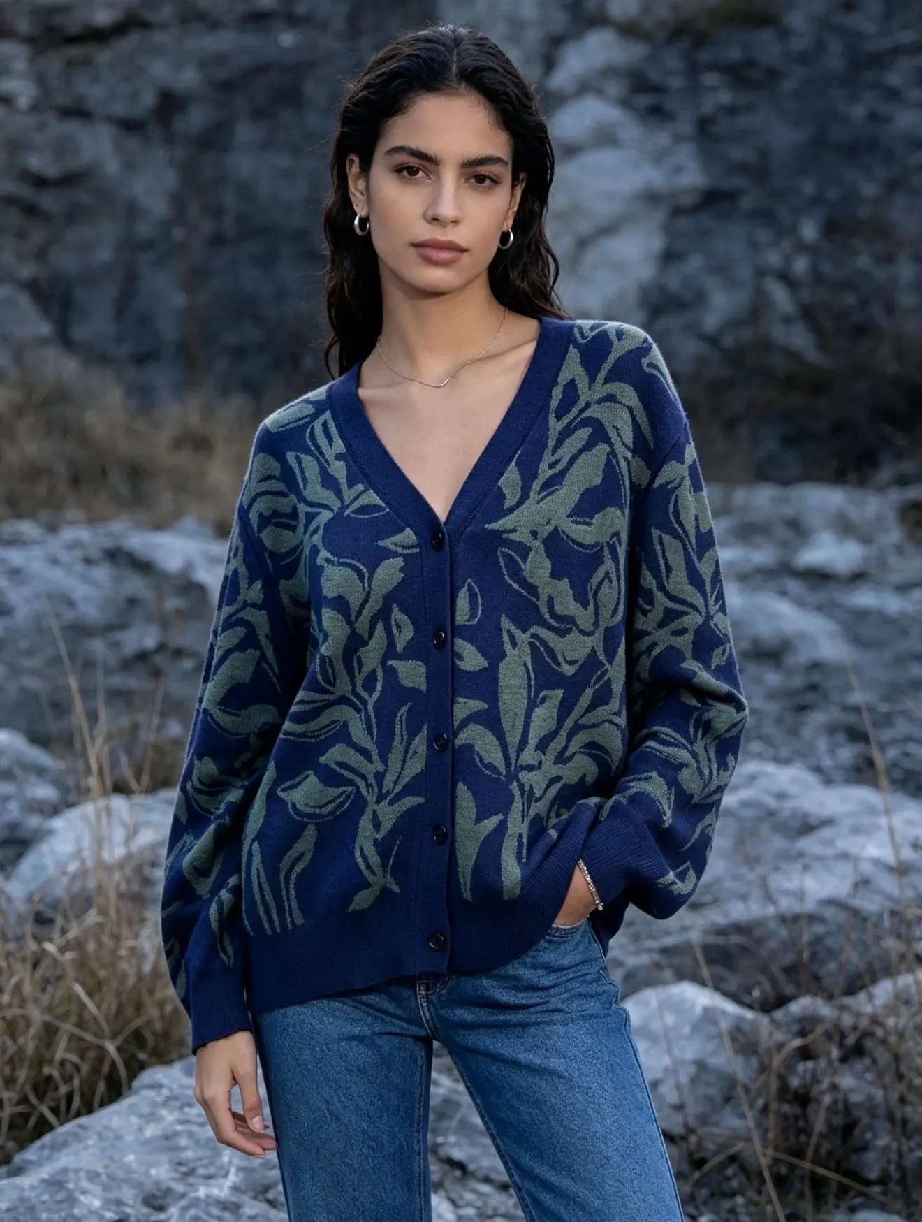 High-quality, fine-knit cardigan with a floral pattern, made from a blend of 10% merino wool.