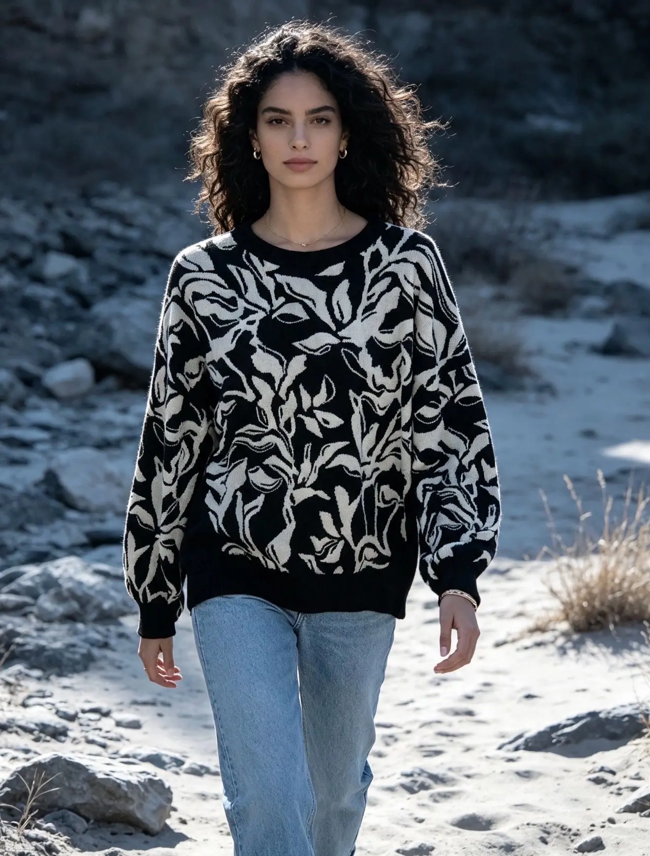 High-quality, fine-knit floral sweater, blended with 10% merino wool.
