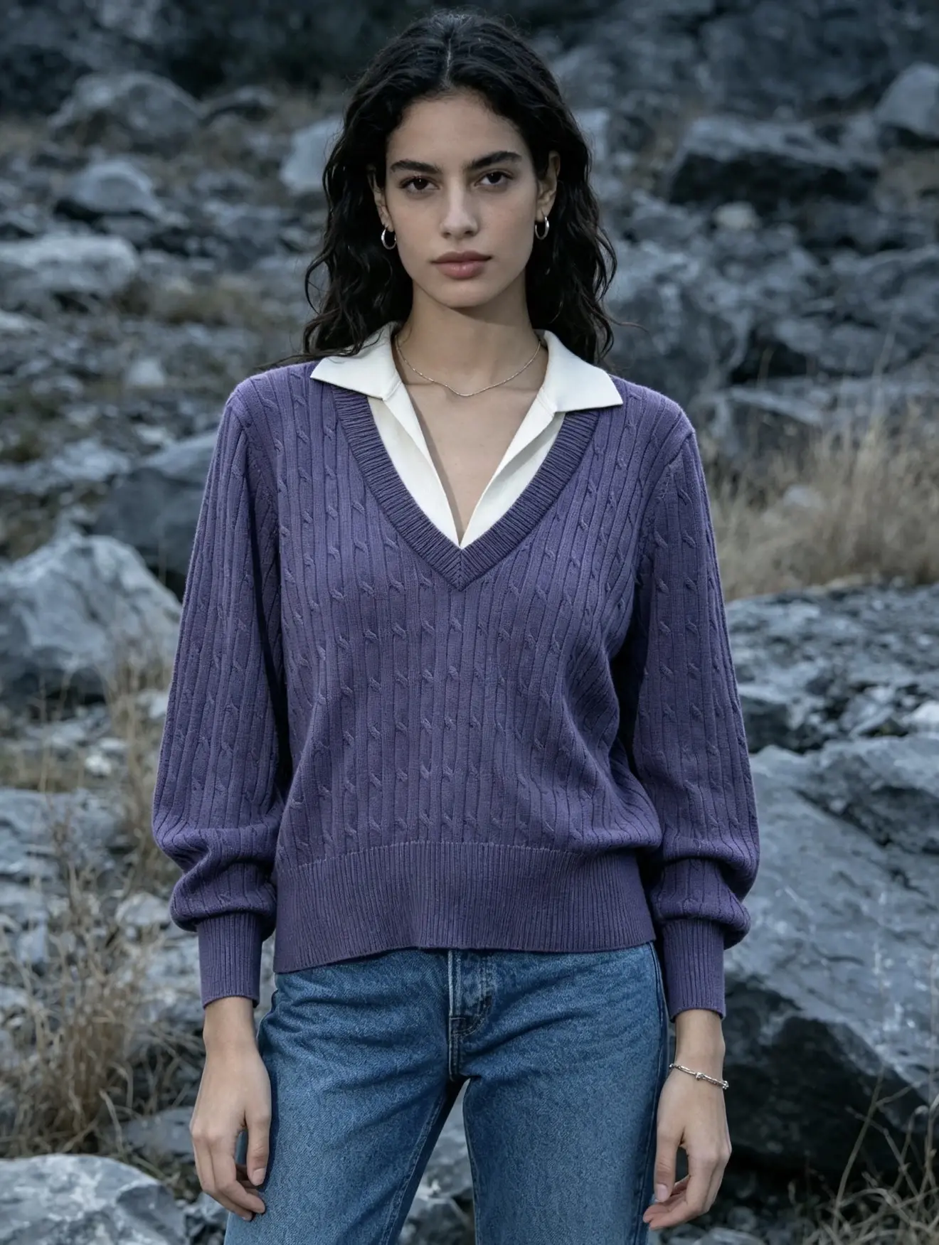 Fine knit V-neck sweater with long sleeves, classic fit