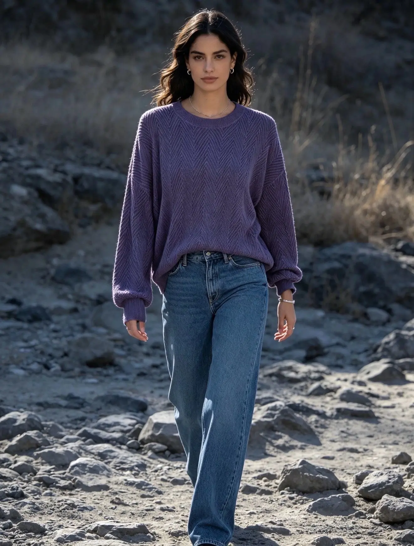 Fine knit crew neck sweater with long sleeves, classic fit