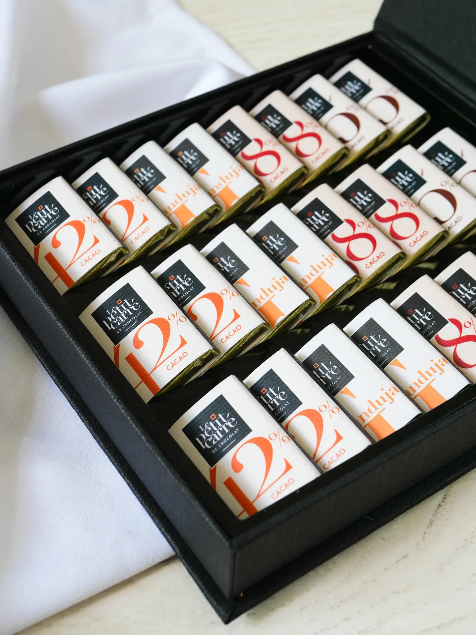 Caja de degustación con 24 bombones cuadrados