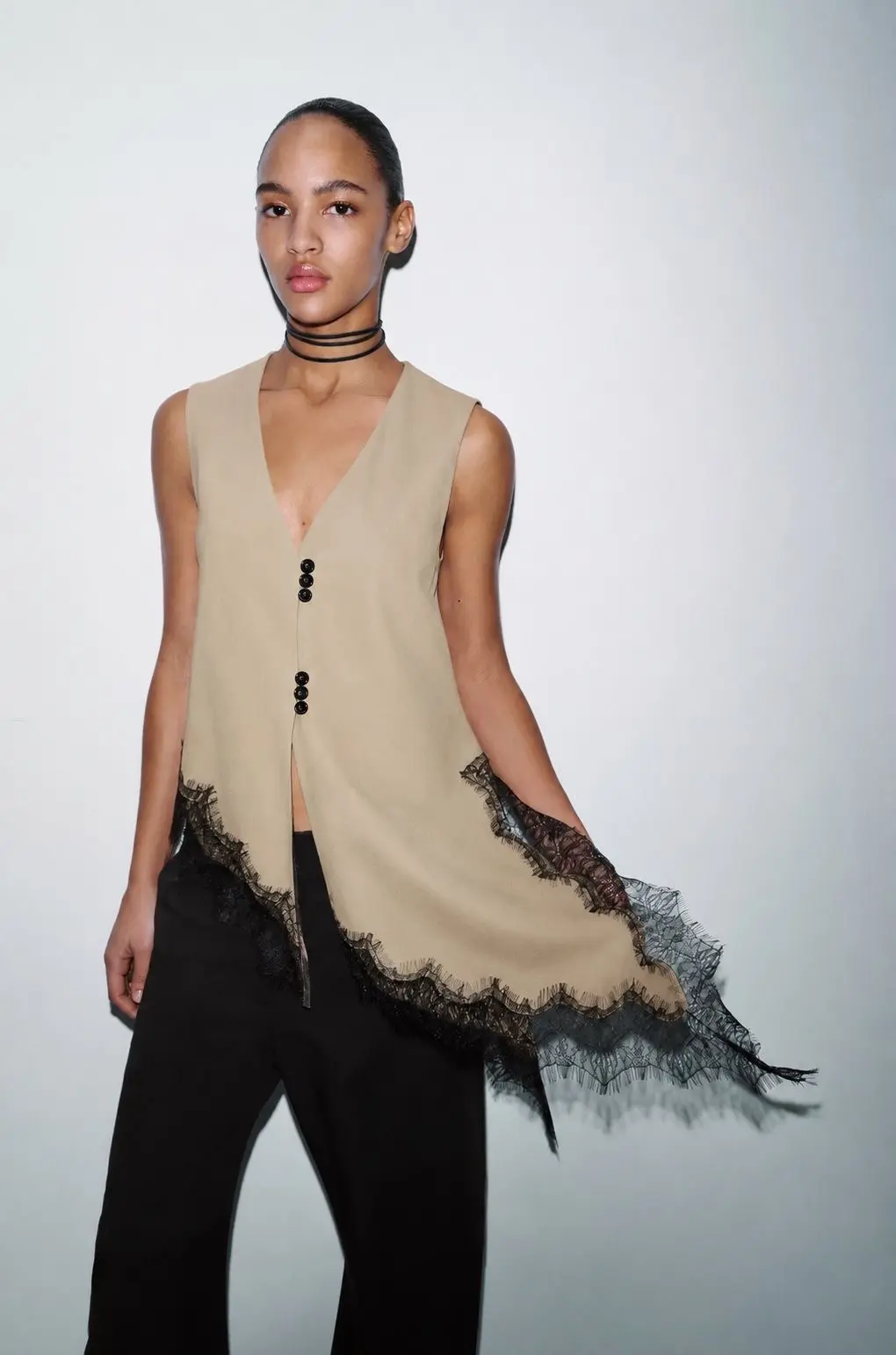 Top long sans manches boutonné avec finitions en dentelle