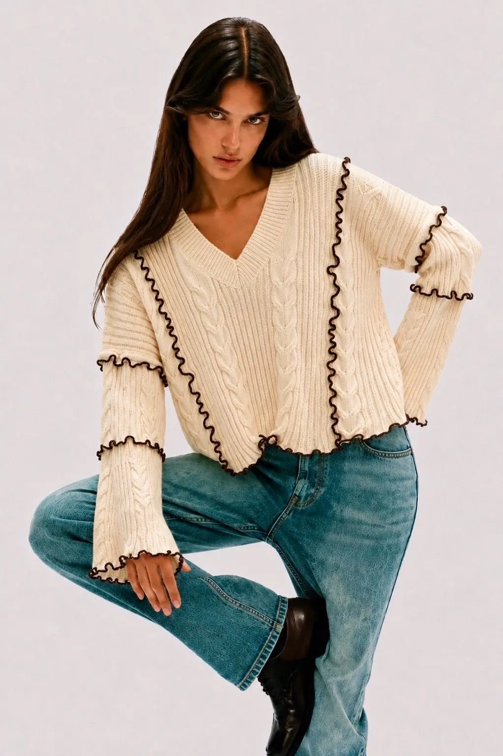 Pull en maille torsadée à col V avec finitions ondulées